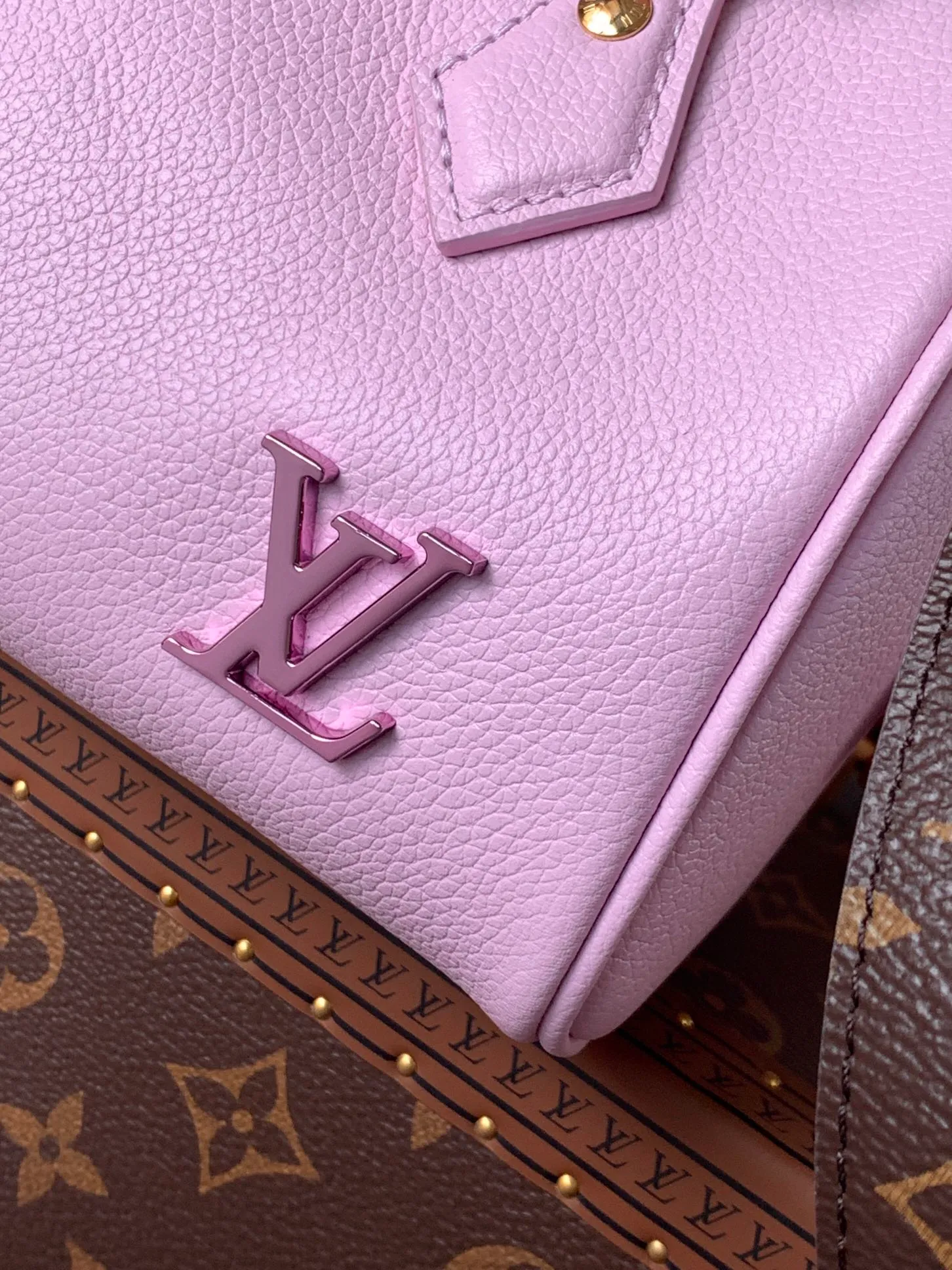 💰1140 (top layer leather) top original order, transcoding chip 2024 Chinese Valentine's Day limited speedy18, to meet daily needs, it is equipped with exquisite and compact accessories that can be worn in a variety of ways, plus a detachable chain strap to achieve a comfortable shoulder-carrying experience. M24606 black flower M46970 old flower M24605 green leather, M24598 purple leather M24474 white flower, M24605 blue leather Size: 18.0x12.5x11.0 (length x height x width)