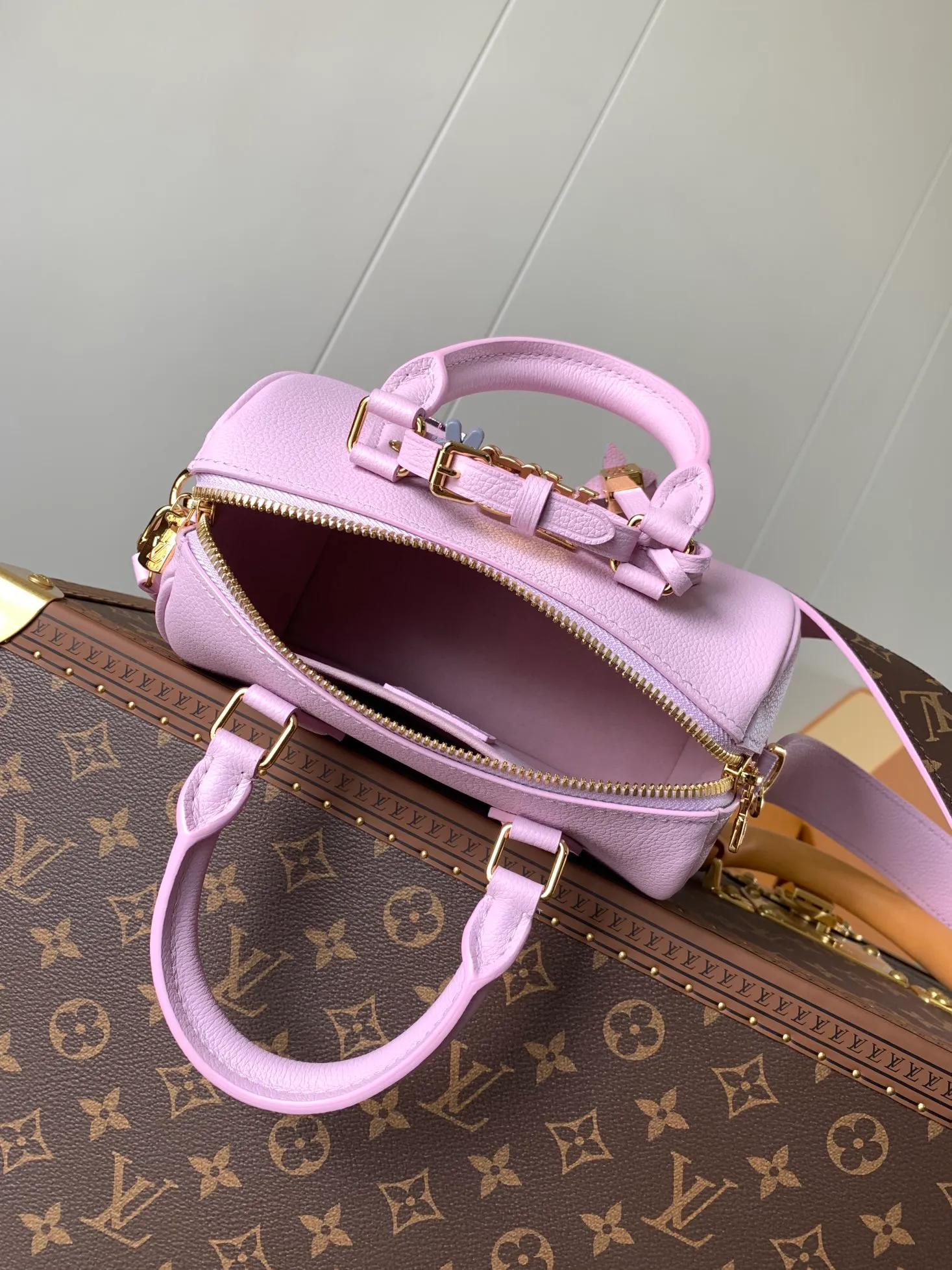 💰1140 (top layer leather) top original order, transcoding chip 2024 Chinese Valentine's Day limited speedy18, to meet daily needs, it is equipped with exquisite and compact accessories that can be worn in a variety of ways, plus a detachable chain strap to achieve a comfortable shoulder-carrying experience. M24606 black flower M46970 old flower M24605 green leather, M24598 purple leather M24474 white flower, M24605 blue leather Size: 18.0x12.5x11.0 (length x height x width)