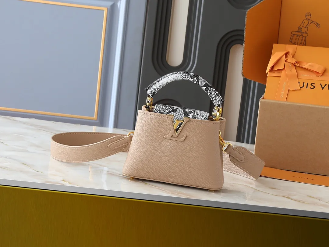 💰320💰Guangzhou goods Upgraded original M80071 M80041 M81410 M81258 M98477 This Capucines mini handbag displays the subtle sheen of the delicate Taurillon leather and python leather handles, embellished with iconic letters. The detachable wide shoulder strap allows the compact size to be worn on the shoulder or cross-body. Dimensions: 21.0 x 14.0 x 8.0 cm