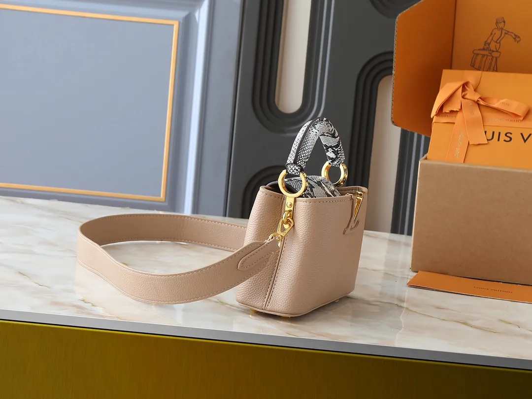 💰320💰Guangzhou goods Upgraded original M80071 M80041 M81410 M81258 M98477 This Capucines mini handbag displays the subtle sheen of the delicate Taurillon leather and python leather handles, embellished with iconic letters. The detachable wide shoulder strap allows the compact size to be worn on the shoulder or cross-body. Dimensions: 21.0 x 14.0 x 8.0 cm