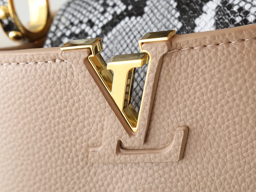 💰320💰Guangzhou goods Upgraded original M80071 M80041 M81410 M81258 M98477 This Capucines mini handbag displays the subtle sheen of the delicate Taurillon leather and python leather handles, embellished with iconic letters. The detachable wide shoulder strap allows the compact size to be worn on the shoulder or cross-body. Dimensions: 21.0 x 14.0 x 8.0 cm