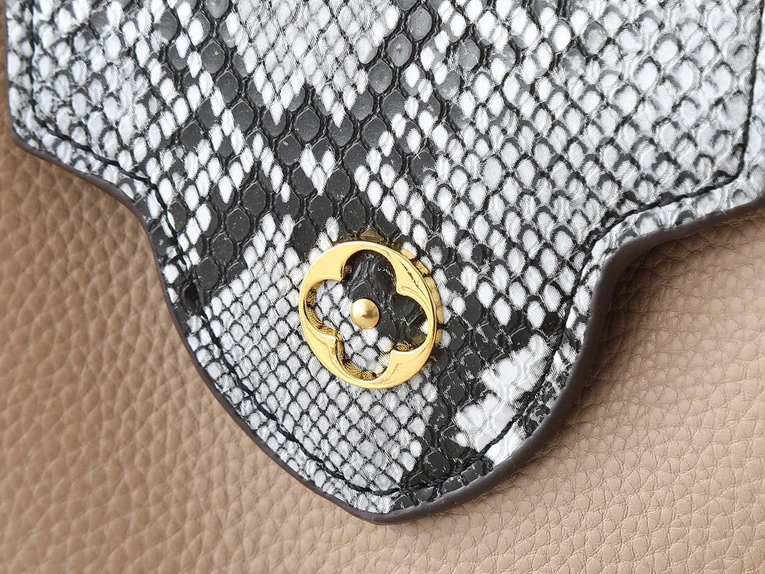 💰320💰Guangzhou goods Upgraded original M80071 M80041 M81410 M81258 M98477 This Capucines mini handbag displays the subtle sheen of the delicate Taurillon leather and python leather handles, embellished with iconic letters. The detachable wide shoulder strap allows the compact size to be worn on the shoulder or cross-body. Dimensions: 21.0 x 14.0 x 8.0 cm
