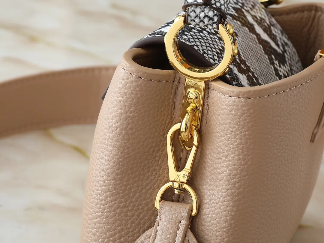 💰320💰Guangzhou goods Upgraded original M80071 M80041 M81410 M81258 M98477 This Capucines mini handbag displays the subtle sheen of the delicate Taurillon leather and python leather handles, embellished with iconic letters. The detachable wide shoulder strap allows the compact size to be worn on the shoulder or cross-body. Dimensions: 21.0 x 14.0 x 8.0 cm
