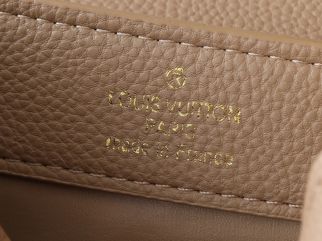 💰320💰Guangzhou goods Upgraded original M80071 M80041 M81410 M81258 M98477 This Capucines mini handbag displays the subtle sheen of the delicate Taurillon leather and python leather handles, embellished with iconic letters. The detachable wide shoulder strap allows the compact size to be worn on the shoulder or cross-body. Dimensions: 21.0 x 14.0 x 8.0 cm