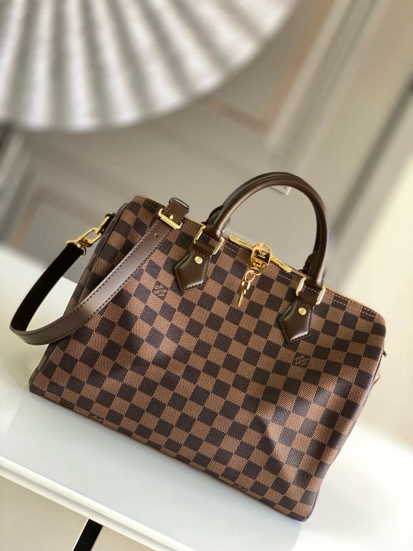 💰800 Top original order N41367 SPEEDY 30 handbag (with shoulder strap) Every feature of this Speedy handbag is classic: leather handle, Damier Ebène canvas. No wonder it has become a particularly popular bag in the world. Originally designed for travelers in 1930 (its name pays homage to the high-speed traffic of the time), the Speedy 30, with its cross-body strap, has become the ideal urban bag - soft, lightweight and classic. Detailed features 30 x 21 x 17 cm (Length x Height x Width) Smooth leather trim Carry by hand, shoulder or cross-body Double zip closure with padlock Internal pocket D-ring for keys and accessories Soft fabric lining Shoulder strap: removable, adjustable Half-length strap: 48.0 cm Strap half-length adjustable to: 55.0 cm Handle: Double handle