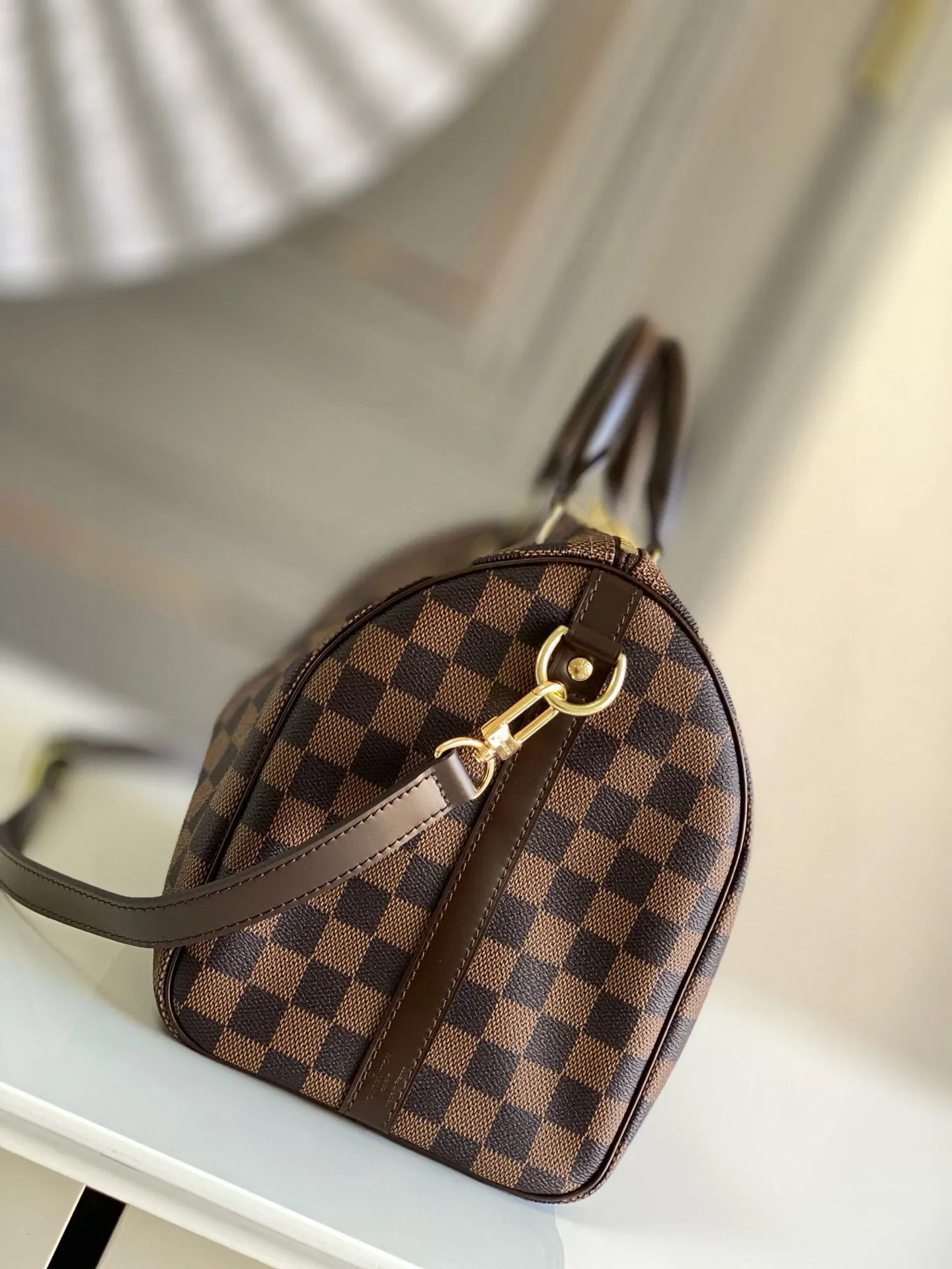 💰800 Top original order N41367 SPEEDY 30 handbag (with shoulder strap) Every feature of this Speedy handbag is classic: leather handle, Damier Ebène canvas. No wonder it has become a particularly popular bag in the world. Originally designed for travelers in 1930 (its name pays homage to the high-speed traffic of the time), the Speedy 30, with its cross-body strap, has become the ideal urban bag - soft, lightweight and classic. Detailed features 30 x 21 x 17 cm (Length x Height x Width) Smooth leather trim Carry by hand, shoulder or cross-body Double zip closure with padlock Internal pocket D-ring for keys and accessories Soft fabric lining Shoulder strap: removable, adjustable Half-length strap: 48.0 cm Strap half-length adjustable to: 55.0 cm Handle: Double handle