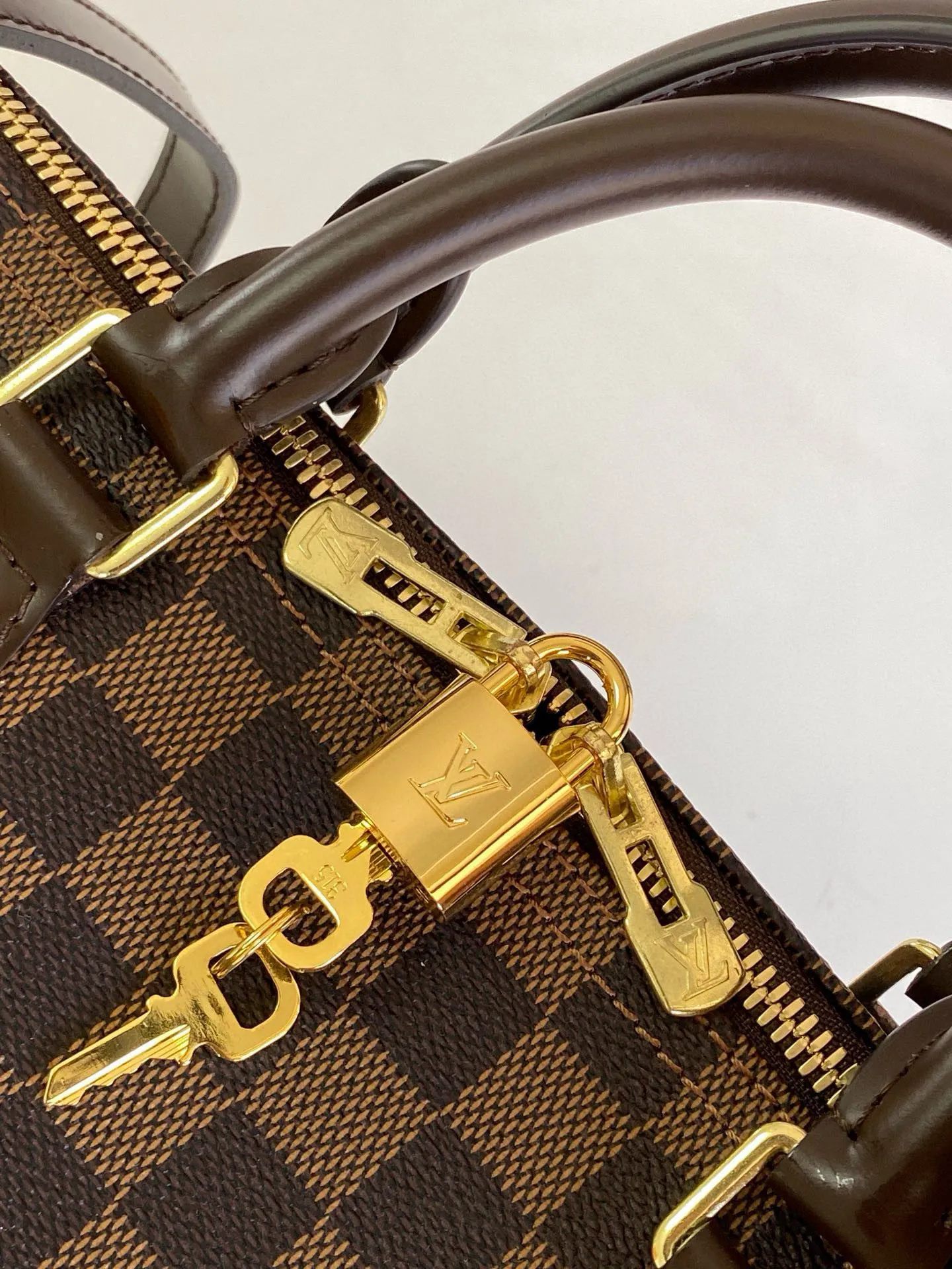 💰800 Top original order N41367 SPEEDY 30 handbag (with shoulder strap) Every feature of this Speedy handbag is classic: leather handle, Damier Ebène canvas. No wonder it has become a particularly popular bag in the world. Originally designed for travelers in 1930 (its name pays homage to the high-speed traffic of the time), the Speedy 30, with its cross-body strap, has become the ideal urban bag - soft, lightweight and classic. Detailed features 30 x 21 x 17 cm (Length x Height x Width) Smooth leather trim Carry by hand, shoulder or cross-body Double zip closure with padlock Internal pocket D-ring for keys and accessories Soft fabric lining Shoulder strap: removable, adjustable Half-length strap: 48.0 cm Strap half-length adjustable to: 55.0 cm Handle: Double handle
