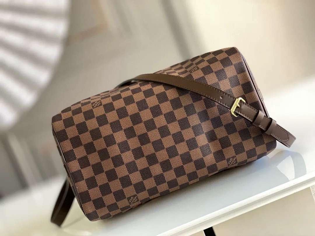 💰800 Top original order N41367 SPEEDY 30 handbag (with shoulder strap) Every feature of this Speedy handbag is classic: leather handle, Damier Ebène canvas. No wonder it has become a particularly popular bag in the world. Originally designed for travelers in 1930 (its name pays homage to the high-speed traffic of the time), the Speedy 30, with its cross-body strap, has become the ideal urban bag - soft, lightweight and classic. Detailed features 30 x 21 x 17 cm (Length x Height x Width) Smooth leather trim Carry by hand, shoulder or cross-body Double zip closure with padlock Internal pocket D-ring for keys and accessories Soft fabric lining Shoulder strap: removable, adjustable Half-length strap: 48.0 cm Strap half-length adjustable to: 55.0 cm Handle: Double handle