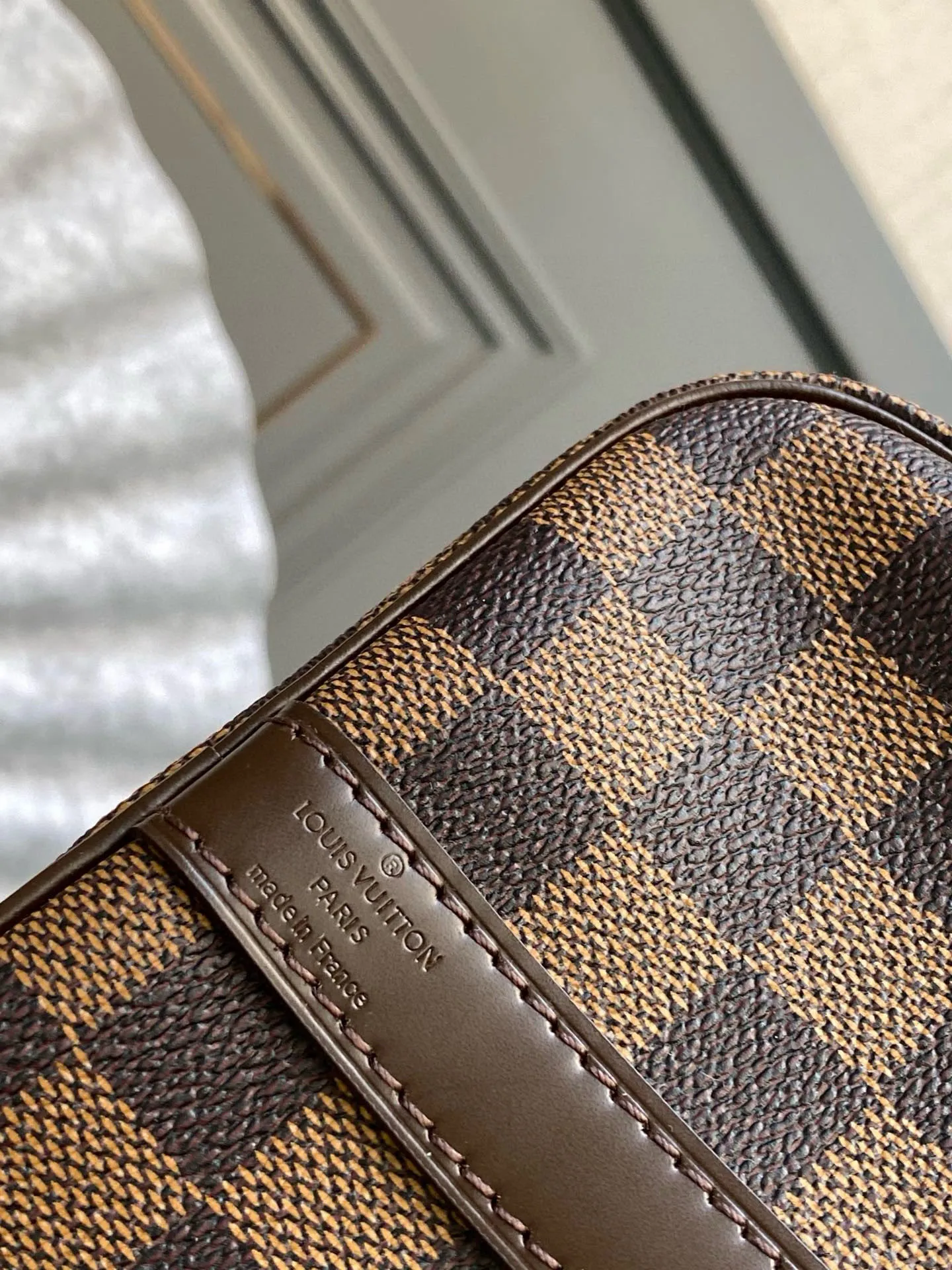 💰800 Top original order N41367 SPEEDY 30 handbag (with shoulder strap) Every feature of this Speedy handbag is classic: leather handle, Damier Ebène canvas. No wonder it has become a particularly popular bag in the world. Originally designed for travelers in 1930 (its name pays homage to the high-speed traffic of the time), the Speedy 30, with its cross-body strap, has become the ideal urban bag - soft, lightweight and classic. Detailed features 30 x 21 x 17 cm (Length x Height x Width) Smooth leather trim Carry by hand, shoulder or cross-body Double zip closure with padlock Internal pocket D-ring for keys and accessories Soft fabric lining Shoulder strap: removable, adjustable Half-length strap: 48.0 cm Strap half-length adjustable to: 55.0 cm Handle: Double handle