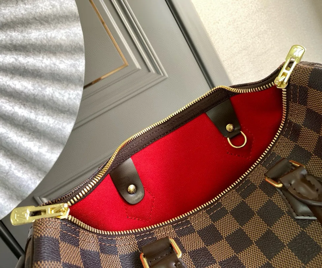 💰800 Top original order N41367 SPEEDY 30 handbag (with shoulder strap) Every feature of this Speedy handbag is classic: leather handle, Damier Ebène canvas. No wonder it has become a particularly popular bag in the world. Originally designed for travelers in 1930 (its name pays homage to the high-speed traffic of the time), the Speedy 30, with its cross-body strap, has become the ideal urban bag - soft, lightweight and classic. Detailed features 30 x 21 x 17 cm (Length x Height x Width) Smooth leather trim Carry by hand, shoulder or cross-body Double zip closure with padlock Internal pocket D-ring for keys and accessories Soft fabric lining Shoulder strap: removable, adjustable Half-length strap: 48.0 cm Strap half-length adjustable to: 55.0 cm Handle: Double handle
