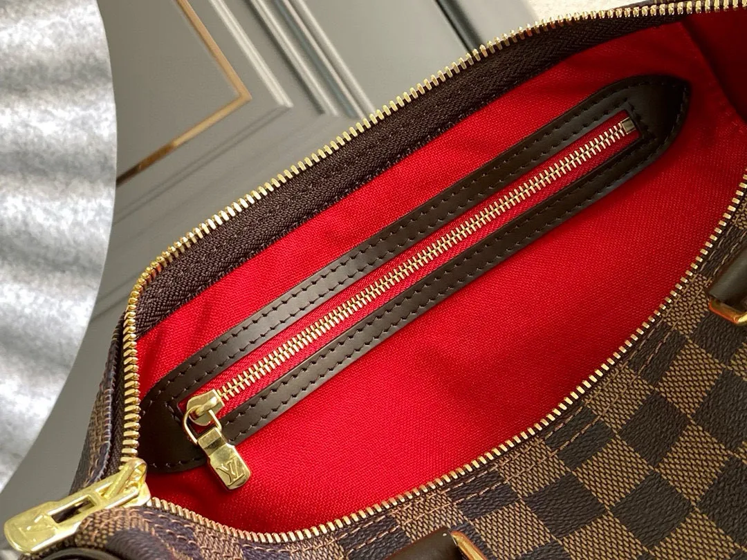💰800 Top original order N41367 SPEEDY 30 handbag (with shoulder strap) Every feature of this Speedy handbag is classic: leather handle, Damier Ebène canvas. No wonder it has become a particularly popular bag in the world. Originally designed for travelers in 1930 (its name pays homage to the high-speed traffic of the time), the Speedy 30, with its cross-body strap, has become the ideal urban bag - soft, lightweight and classic. Detailed features 30 x 21 x 17 cm (Length x Height x Width) Smooth leather trim Carry by hand, shoulder or cross-body Double zip closure with padlock Internal pocket D-ring for keys and accessories Soft fabric lining Shoulder strap: removable, adjustable Half-length strap: 48.0 cm Strap half-length adjustable to: 55.0 cm Handle: Double handle