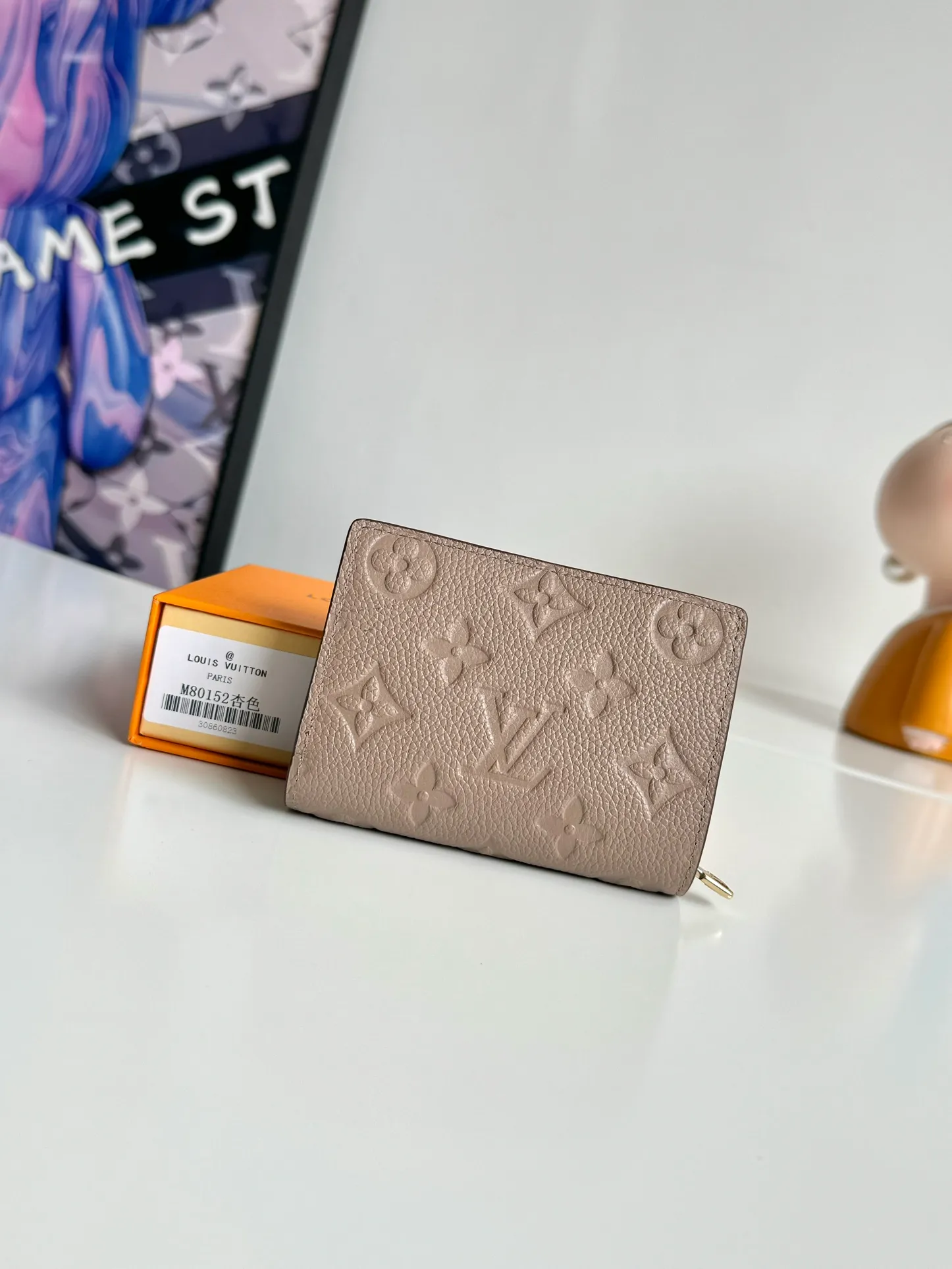 Factory price 460 🇫🇷Overseas original order M80152 apricot color exclusive real shot! This Cléa wallet is made of Monogram Empreinte soft grained cowhide and embossed with Louis Vuitton's iconic Monogram pattern. It has a stylish design, is compact yet spacious, and is equipped with an external patch pocket, zippered coin pocket, banknote compartment and six credit card slots. Size: 12×9×3.5cm
