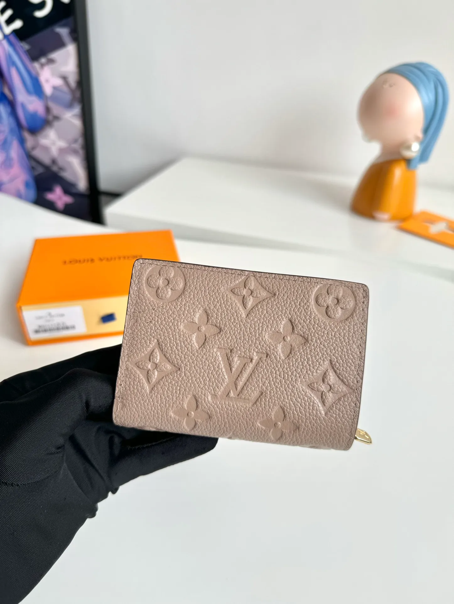 Factory price 460 🇫🇷Overseas original order M80152 apricot color exclusive real shot! This Cléa wallet is made of Monogram Empreinte soft grained cowhide and embossed with Louis Vuitton's iconic Monogram pattern. It has a stylish design, is compact yet spacious, and is equipped with an external patch pocket, zippered coin pocket, banknote compartment and six credit card slots. Size: 12×9×3.5cm