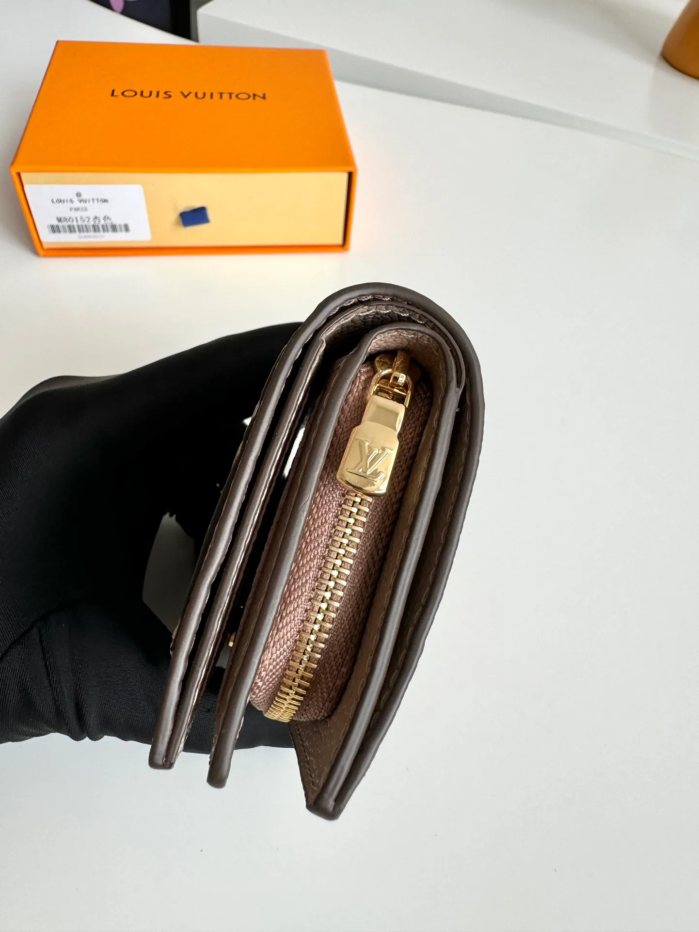 Factory price 460 🇫🇷Overseas original order M80152 apricot color exclusive real shot! This Cléa wallet is made of Monogram Empreinte soft grained cowhide and embossed with Louis Vuitton's iconic Monogram pattern. It has a stylish design, is compact yet spacious, and is equipped with an external patch pocket, zippered coin pocket, banknote compartment and six credit card slots. Size: 12×9×3.5cm