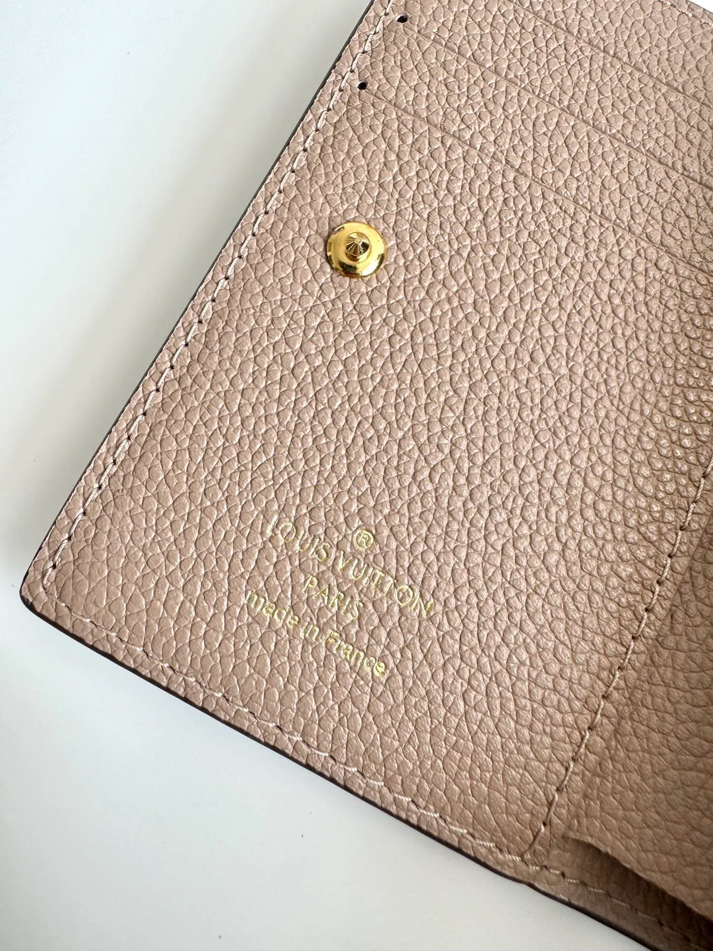 Factory price 460 🇫🇷Overseas original order M80152 apricot color exclusive real shot! This Cléa wallet is made of Monogram Empreinte soft grained cowhide and embossed with Louis Vuitton's iconic Monogram pattern. It has a stylish design, is compact yet spacious, and is equipped with an external patch pocket, zippered coin pocket, banknote compartment and six credit card slots. Size: 12×9×3.5cm