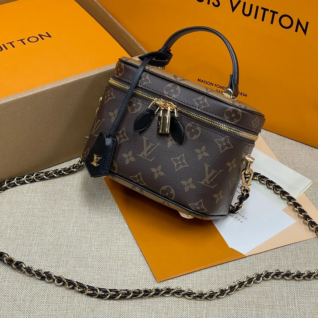 [Upgraded version] P460💰Upgraded version M45165❣️With complete packaging ❣️🐶VANITY Spring and summer witness Nicolas Ghesquitère’s contemporary music for Louis Vuitton’s travel heritage. This urban handbag reinterprets the Nice cosmetic bag in Monogram and Monogram Reverse canvas. Whether carried by hand or worn on the shoulder or cross-body with the leather chain strap, the soft and lightweight design can be carried with you. Dimensions: 19.0x 13.0x 11.0 cm