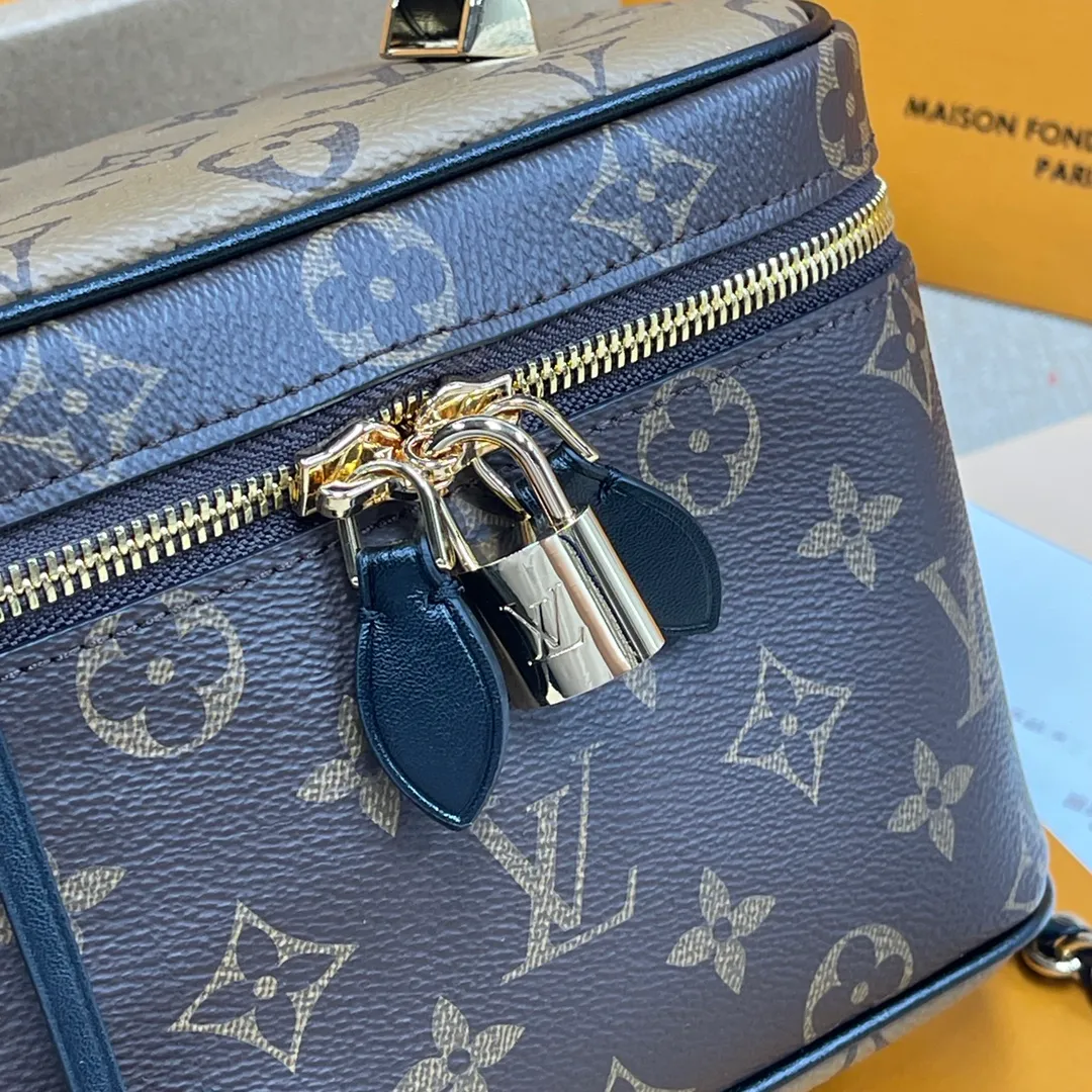 [Upgraded version] P460💰Upgraded version M45165❣️With complete packaging ❣️🐶VANITY Spring and summer witness Nicolas Ghesquitère’s contemporary music for Louis Vuitton’s travel heritage. This urban handbag reinterprets the Nice cosmetic bag in Monogram and Monogram Reverse canvas. Whether carried by hand or worn on the shoulder or cross-body with the leather chain strap, the soft and lightweight design can be carried with you. Dimensions: 19.0x 13.0x 11.0 cm