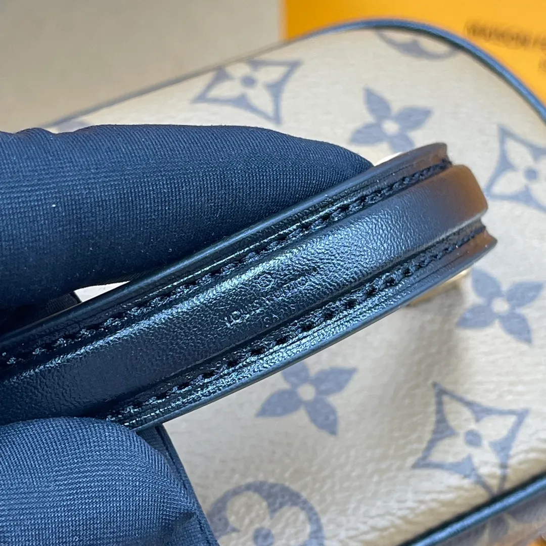 [Upgraded version] P460💰Upgraded version M45165❣️With complete packaging ❣️🐶VANITY Spring and summer witness Nicolas Ghesquitère’s contemporary music for Louis Vuitton’s travel heritage. This urban handbag reinterprets the Nice cosmetic bag in Monogram and Monogram Reverse canvas. Whether carried by hand or worn on the shoulder or cross-body with the leather chain strap, the soft and lightweight design can be carried with you. Dimensions: 19.0x 13.0x 11.0 cm