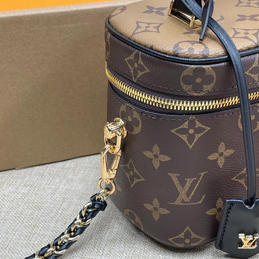 [Upgraded version] P460💰Upgraded version M45165❣️With complete packaging ❣️🐶VANITY Spring and summer witness Nicolas Ghesquitère’s contemporary music for Louis Vuitton’s travel heritage. This urban handbag reinterprets the Nice cosmetic bag in Monogram and Monogram Reverse canvas. Whether carried by hand or worn on the shoulder or cross-body with the leather chain strap, the soft and lightweight design can be carried with you. Dimensions: 19.0x 13.0x 11.0 cm
