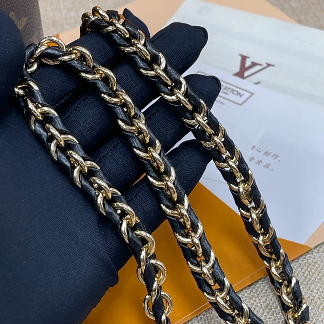 [Upgraded version] P460💰Upgraded version M45165❣️With complete packaging ❣️🐶VANITY Spring and summer witness Nicolas Ghesquitère’s contemporary music for Louis Vuitton’s travel heritage. This urban handbag reinterprets the Nice cosmetic bag in Monogram and Monogram Reverse canvas. Whether carried by hand or worn on the shoulder or cross-body with the leather chain strap, the soft and lightweight design can be carried with you. Dimensions: 19.0x 13.0x 11.0 cm