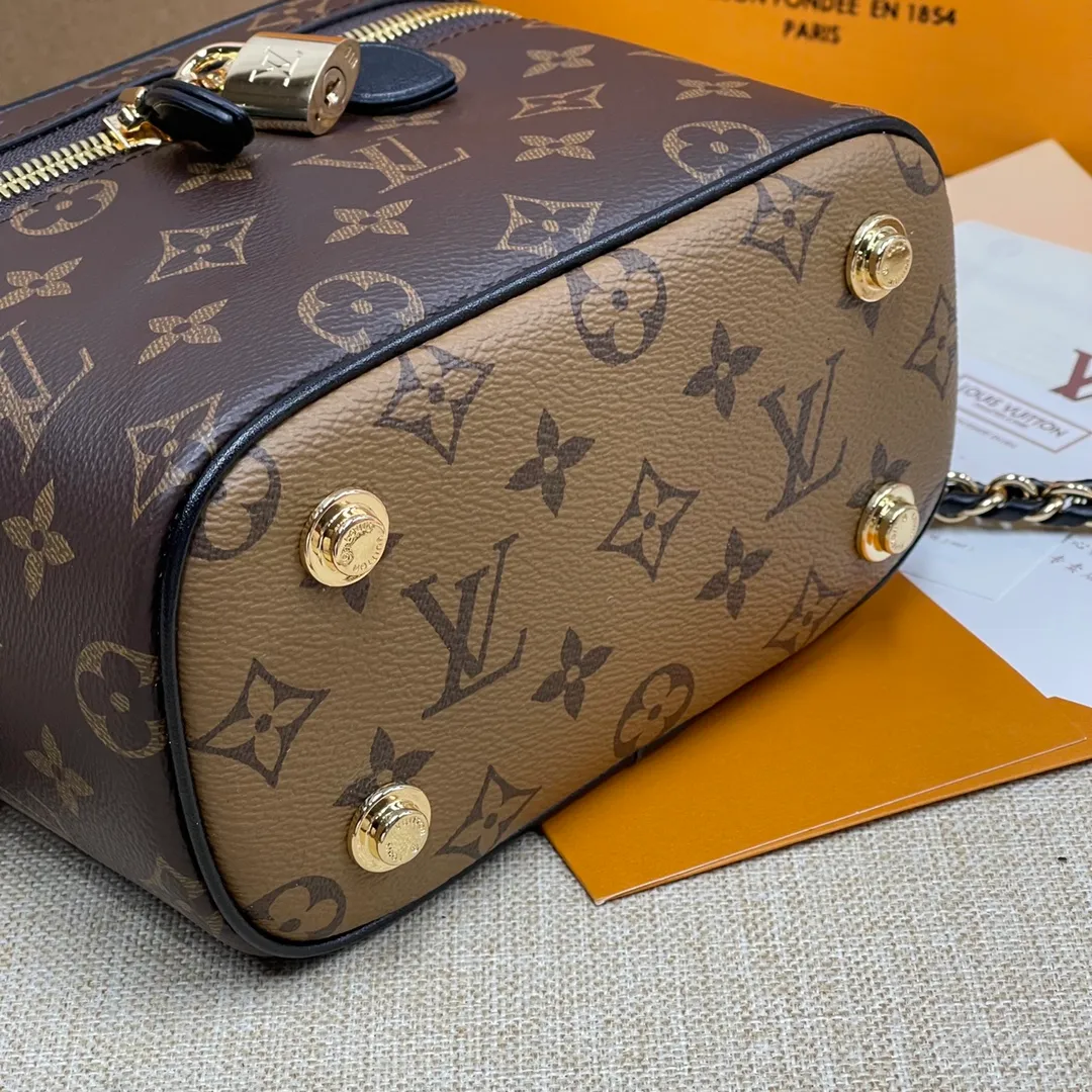 [Upgraded version] P460💰Upgraded version M45165❣️With complete packaging ❣️🐶VANITY Spring and summer witness Nicolas Ghesquitère’s contemporary music for Louis Vuitton’s travel heritage. This urban handbag reinterprets the Nice cosmetic bag in Monogram and Monogram Reverse canvas. Whether carried by hand or worn on the shoulder or cross-body with the leather chain strap, the soft and lightweight design can be carried with you. Dimensions: 19.0x 13.0x 11.0 cm