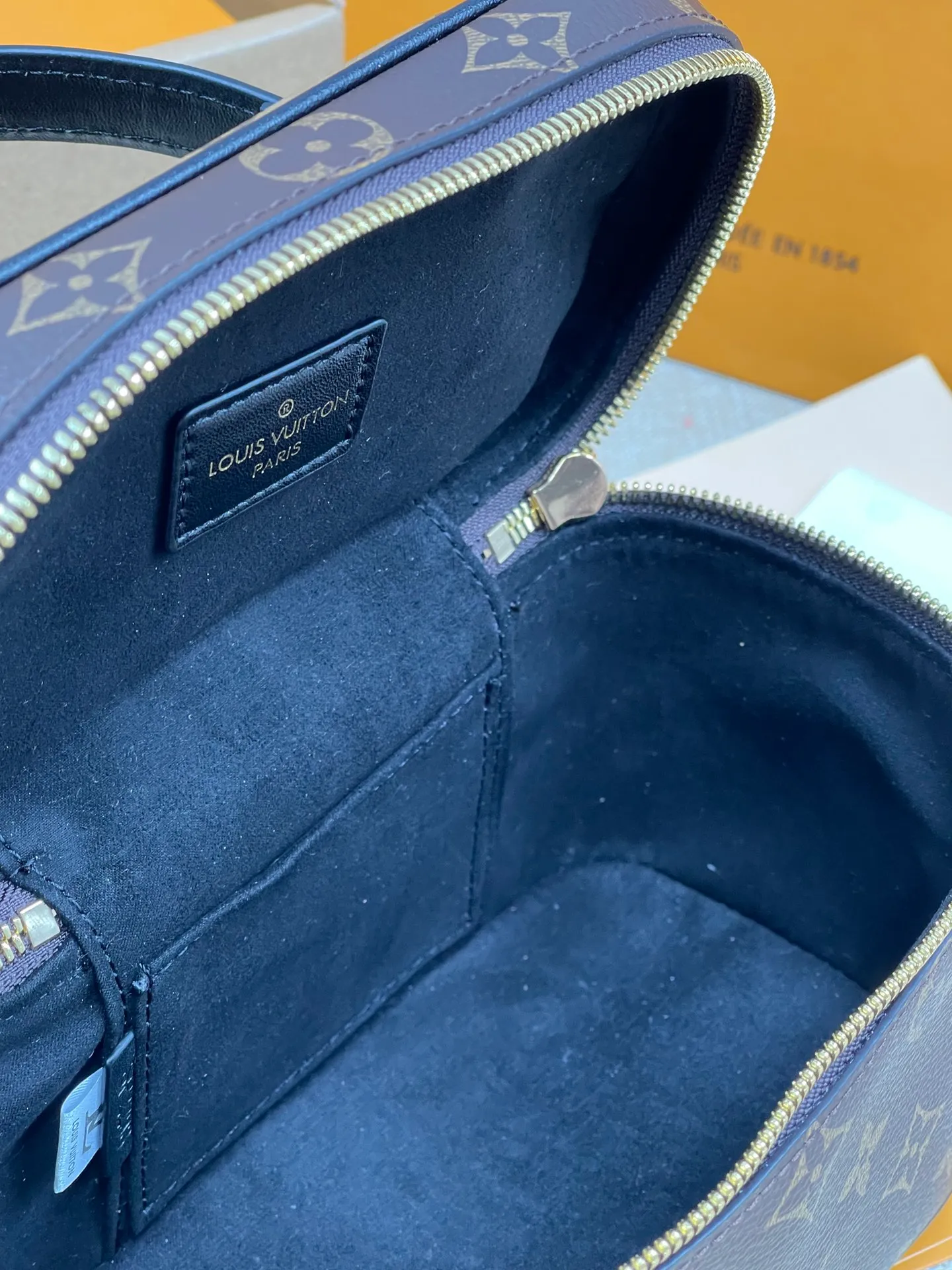 [Upgraded version] P460💰Upgraded version M45165❣️With complete packaging ❣️🐶VANITY Spring and summer witness Nicolas Ghesquitère’s contemporary music for Louis Vuitton’s travel heritage. This urban handbag reinterprets the Nice cosmetic bag in Monogram and Monogram Reverse canvas. Whether carried by hand or worn on the shoulder or cross-body with the leather chain strap, the soft and lightweight design can be carried with you. Dimensions: 19.0x 13.0x 11.0 cm