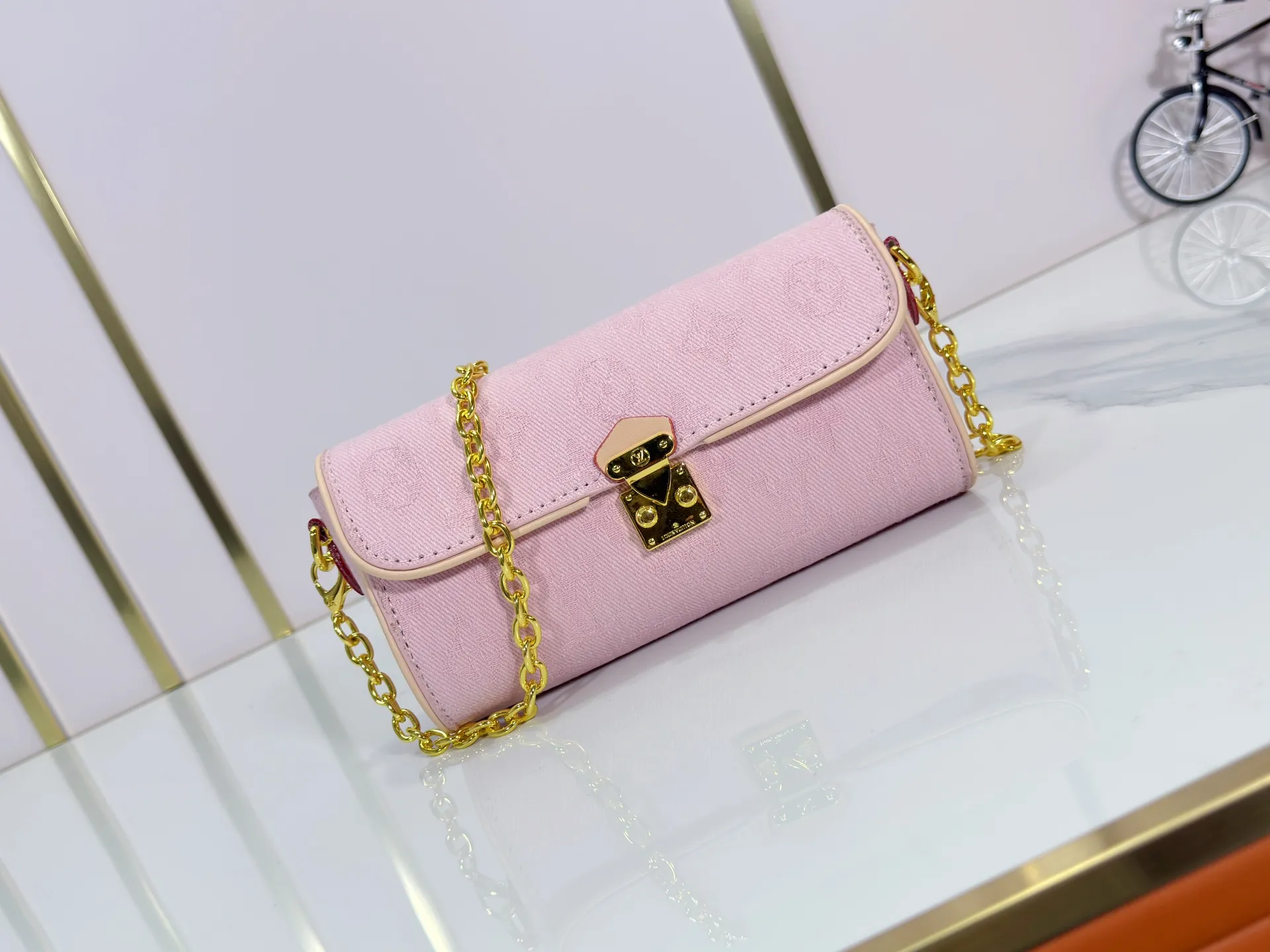 P220 Upgraded original version M13566 This Pochette Camille handbag is made of Monogram canvas, paying tribute to the original design that appeared in the Louis Vuitton 2000 spring and summer fashion show. The S-Lock buckle, LVCircle logo on the chain and contrasting WVN leather trim embody the brand's classic elements. The flexible and easy-to-wear construction can be worn cross-body, over the shoulder or by hand. Dimensions: 20.5 × 11 × 6 cm