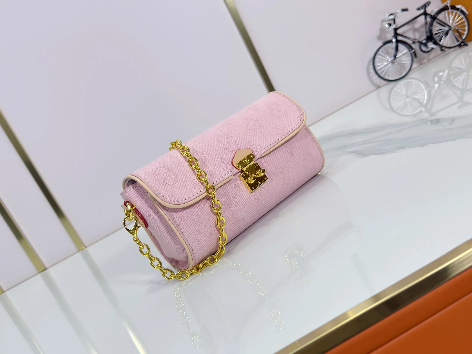 P220 Upgraded original version M13566 This Pochette Camille handbag is made of Monogram canvas, paying tribute to the original design that appeared in the Louis Vuitton 2000 spring and summer fashion show. The S-Lock buckle, LVCircle logo on the chain and contrasting WVN leather trim embody the brand's classic elements. The flexible and easy-to-wear construction can be worn cross-body, over the shoulder or by hand. Dimensions: 20.5 × 11 × 6 cm