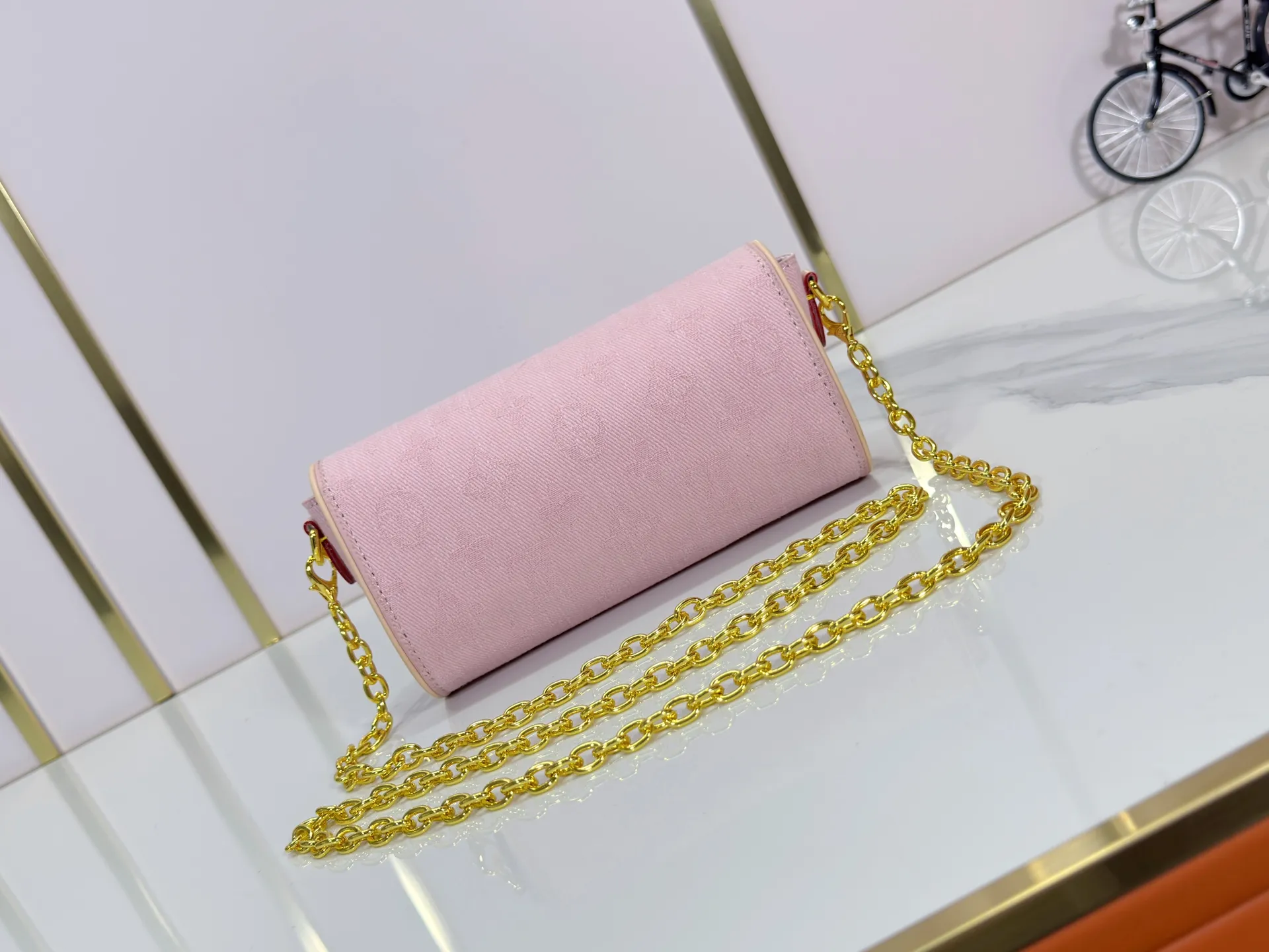 P220 Upgraded original version M13566 This Pochette Camille handbag is made of Monogram canvas, paying tribute to the original design that appeared in the Louis Vuitton 2000 spring and summer fashion show. The S-Lock buckle, LVCircle logo on the chain and contrasting WVN leather trim embody the brand's classic elements. The flexible and easy-to-wear construction can be worn cross-body, over the shoulder or by hand. Dimensions: 20.5 × 11 × 6 cm