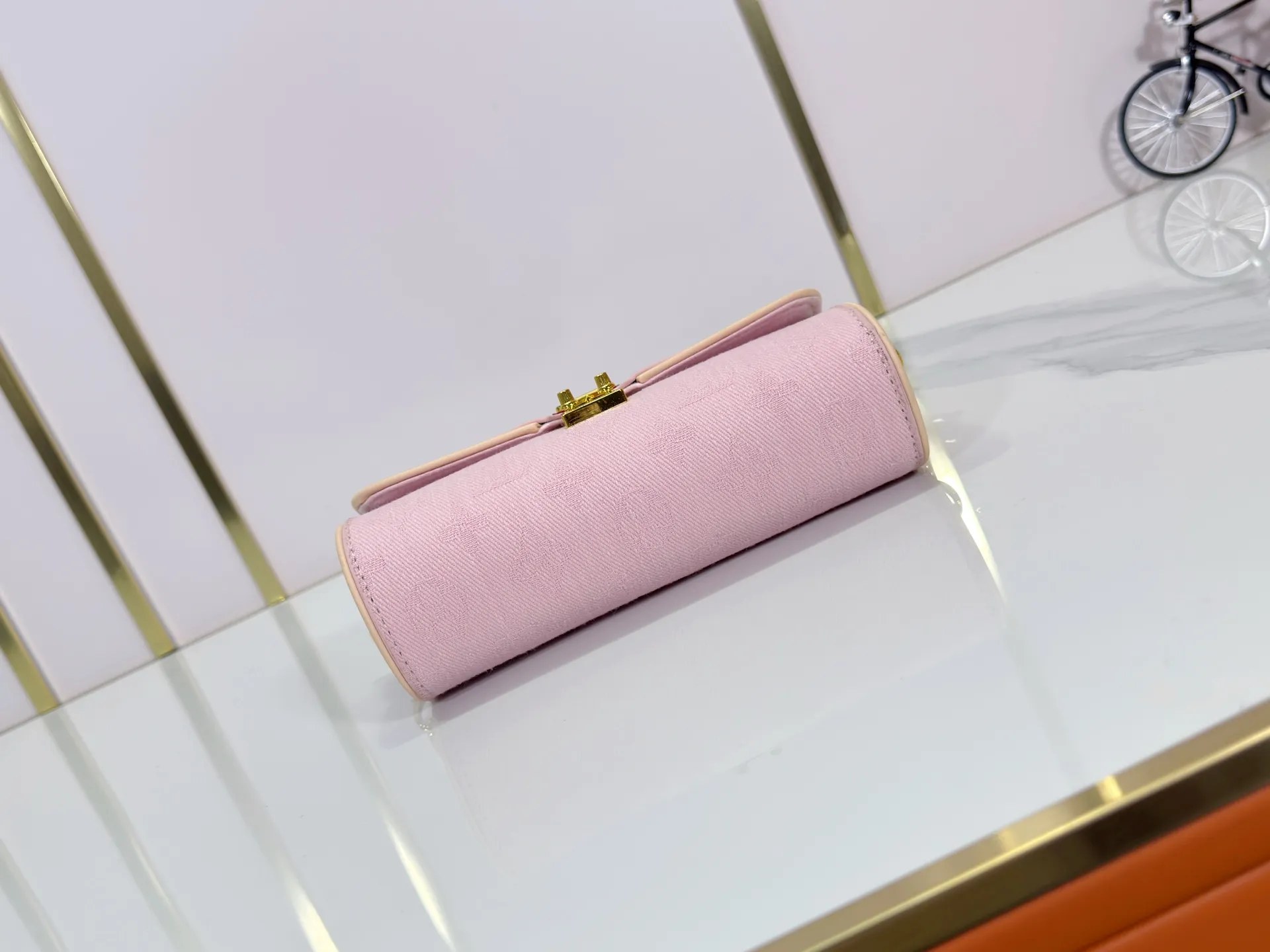 P220 Upgraded original version M13566 This Pochette Camille handbag is made of Monogram canvas, paying tribute to the original design that appeared in the Louis Vuitton 2000 spring and summer fashion show. The S-Lock buckle, LVCircle logo on the chain and contrasting WVN leather trim embody the brand's classic elements. The flexible and easy-to-wear construction can be worn cross-body, over the shoulder or by hand. Dimensions: 20.5 × 11 × 6 cm