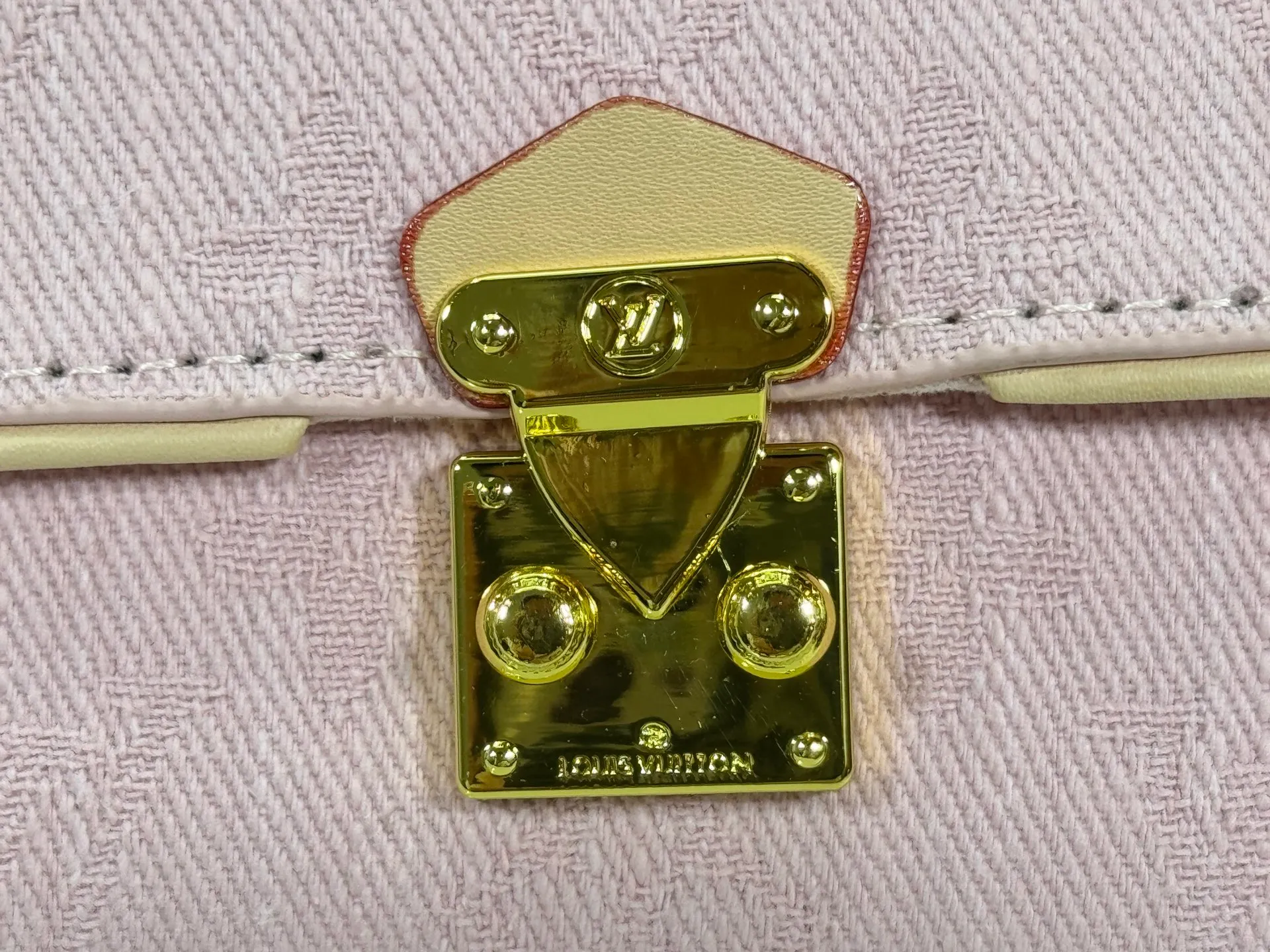 P220 Upgraded original version M13566 This Pochette Camille handbag is made of Monogram canvas, paying tribute to the original design that appeared in the Louis Vuitton 2000 spring and summer fashion show. The S-Lock buckle, LVCircle logo on the chain and contrasting WVN leather trim embody the brand's classic elements. The flexible and easy-to-wear construction can be worn cross-body, over the shoulder or by hand. Dimensions: 20.5 × 11 × 6 cm