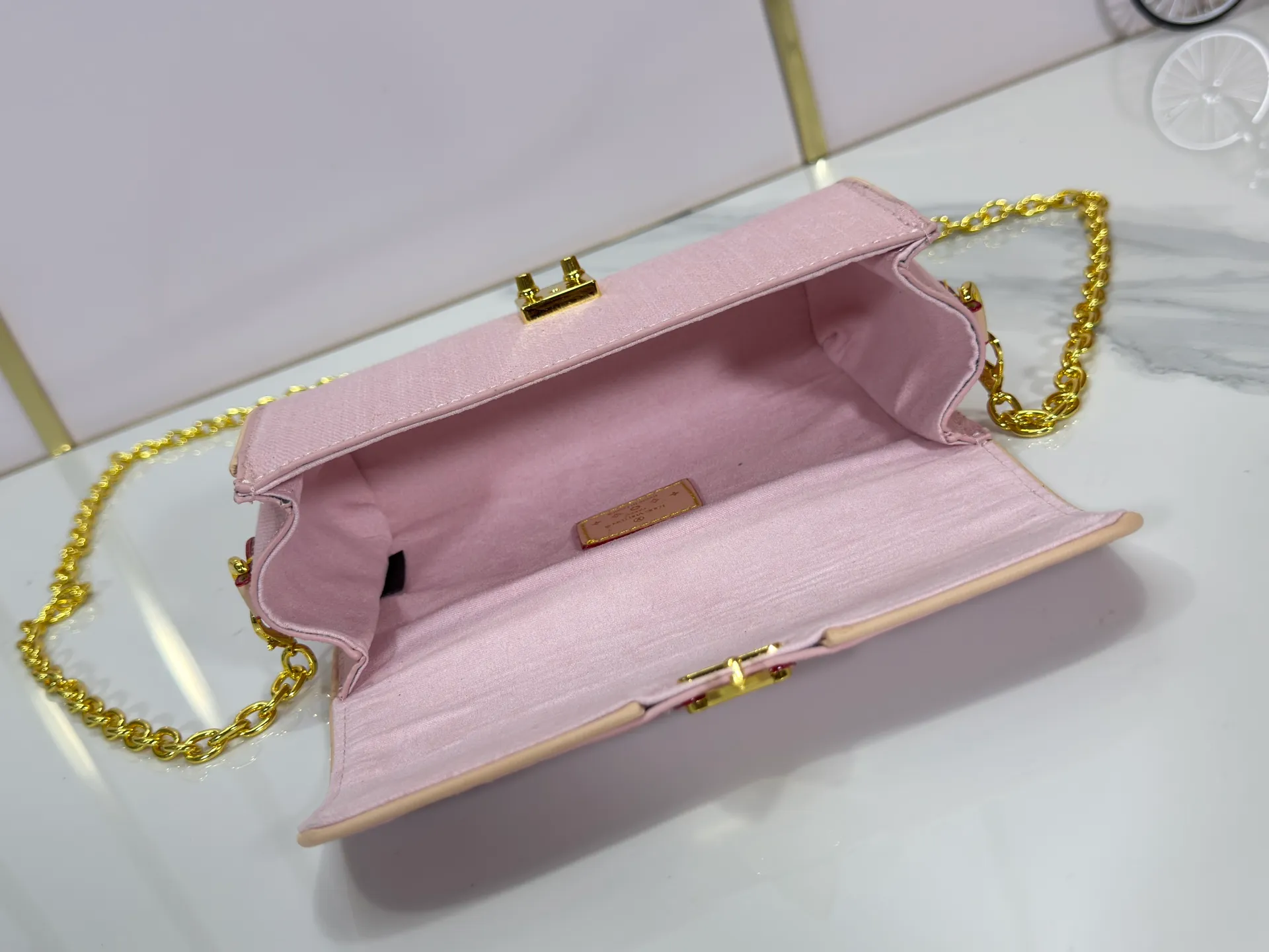 P220 Upgraded original version M13566 This Pochette Camille handbag is made of Monogram canvas, paying tribute to the original design that appeared in the Louis Vuitton 2000 spring and summer fashion show. The S-Lock buckle, LVCircle logo on the chain and contrasting WVN leather trim embody the brand's classic elements. The flexible and easy-to-wear construction can be worn cross-body, over the shoulder or by hand. Dimensions: 20.5 × 11 × 6 cm