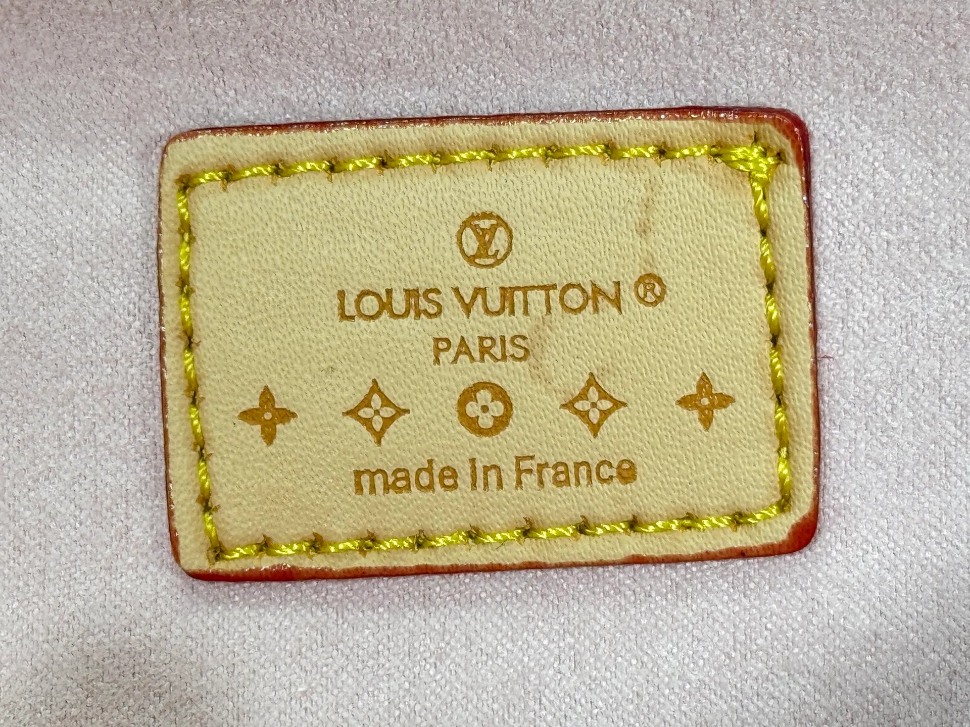 P220 Upgraded original version M13566 This Pochette Camille handbag is made of Monogram canvas, paying tribute to the original design that appeared in the Louis Vuitton 2000 spring and summer fashion show. The S-Lock buckle, LVCircle logo on the chain and contrasting WVN leather trim embody the brand's classic elements. The flexible and easy-to-wear construction can be worn cross-body, over the shoulder or by hand. Dimensions: 20.5 × 11 × 6 cm