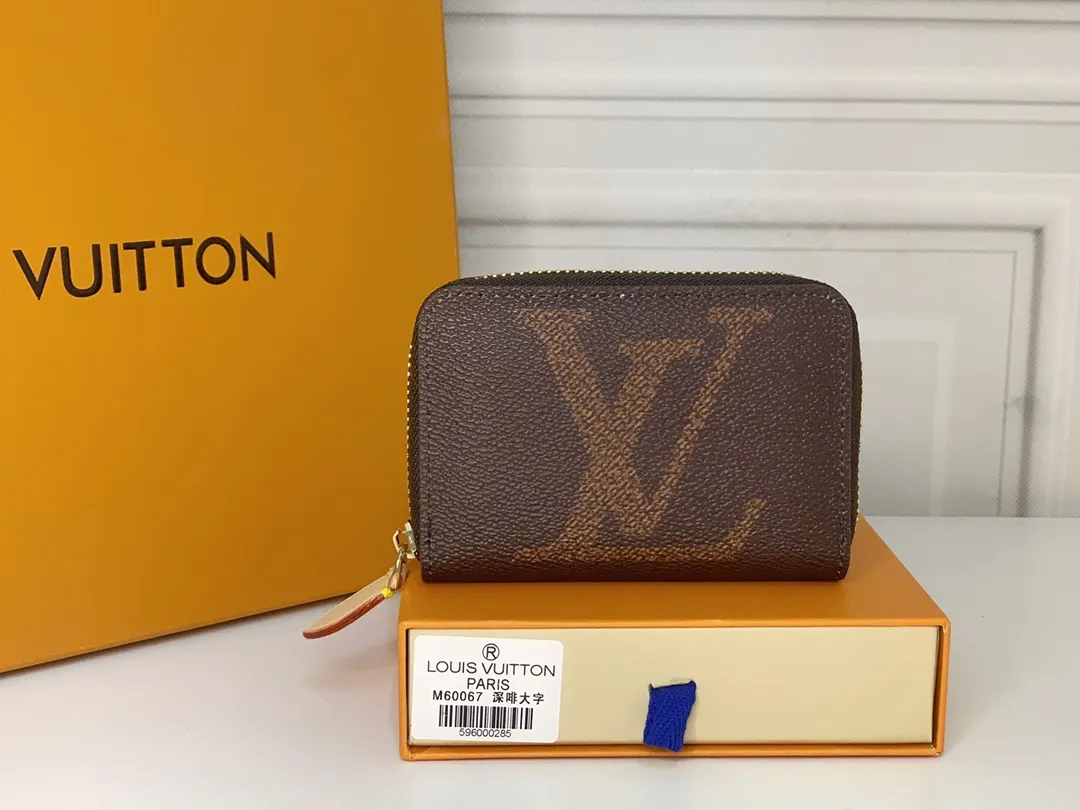 💰120 💎M60067 Brown characters! ZIPPY zipper coin purse Monogram Giant printed canvas version zipper coin purse, the large LV letters and Monogram floral pattern are particularly eye-catching. It is compact and can store cash and credit cards safely. The wrap-around zipper design combines safety and elegance. 11.0 x 8.5 x 2.0 cm (length x height x width)