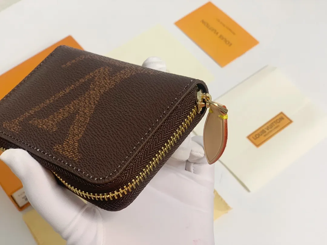 💰120 💎M60067 Brown characters! ZIPPY zipper coin purse Monogram Giant printed canvas version zipper coin purse, the large LV letters and Monogram floral pattern are particularly eye-catching. It is compact and can store cash and credit cards safely. The wrap-around zipper design combines safety and elegance. 11.0 x 8.5 x 2.0 cm (length x height x width)