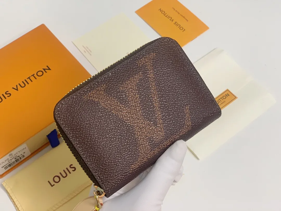 💰120 💎M60067 Brown characters! ZIPPY zipper coin purse Monogram Giant printed canvas version zipper coin purse, the large LV letters and Monogram floral pattern are particularly eye-catching. It is compact and can store cash and credit cards safely. The wrap-around zipper design combines safety and elegance. 11.0 x 8.5 x 2.0 cm (length x height x width)
