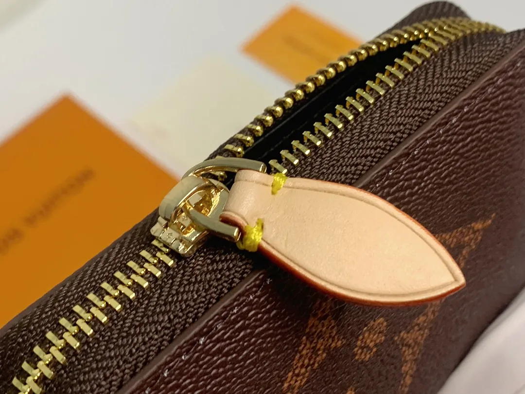 💰120 💎M60067 Brown characters! ZIPPY zipper coin purse Monogram Giant printed canvas version zipper coin purse, the large LV letters and Monogram floral pattern are particularly eye-catching. It is compact and can store cash and credit cards safely. The wrap-around zipper design combines safety and elegance. 11.0 x 8.5 x 2.0 cm (length x height x width)
