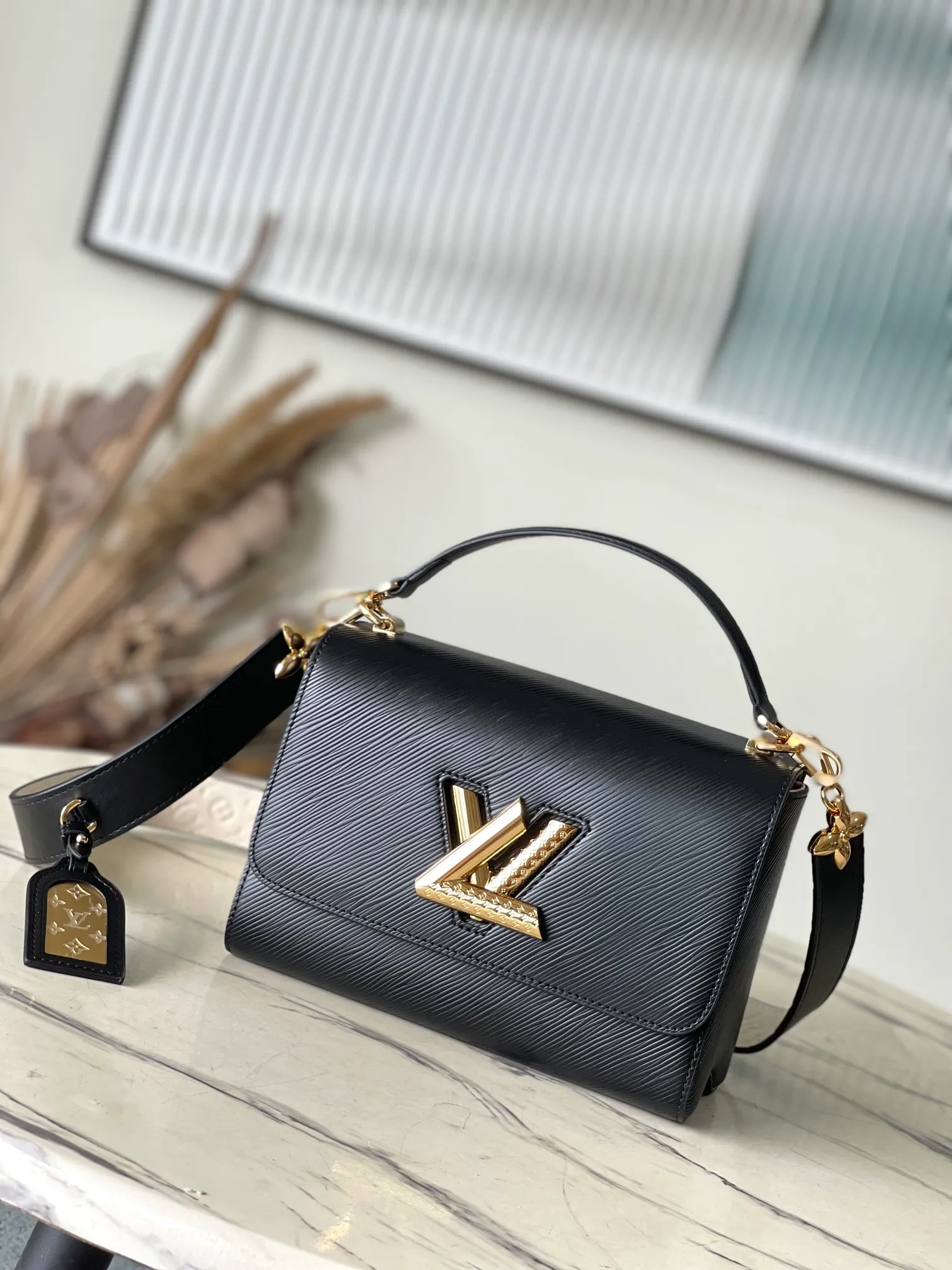 💰1160 (top-grain leather) Top-quality original order ✨Top-quality original order ✨M25360 Black This Twist medium handbag has a unique embossing of Epi St leather, and the shoulder strap and LV Twist twist lock are embellished with Monogram patterns. An elegant Monogram floral hook connects the body and shoulder strap, and the latter is decorated with a removable Monogram mirror.  23 x 17 x 9.5 cm (length x height x width)