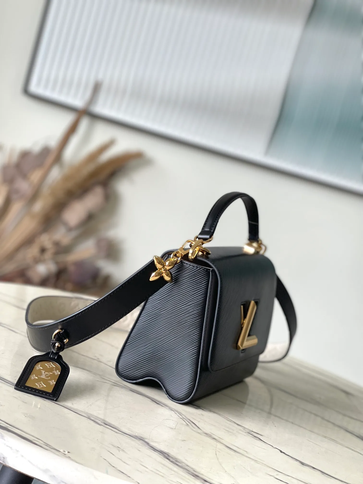 💰1160 (top-grain leather) Top-quality original order ✨Top-quality original order ✨M25360 Black This Twist medium handbag has a unique embossing of Epi St leather, and the shoulder strap and LV Twist twist lock are embellished with Monogram patterns. An elegant Monogram floral hook connects the body and shoulder strap, and the latter is decorated with a removable Monogram mirror.  23 x 17 x 9.5 cm (length x height x width)