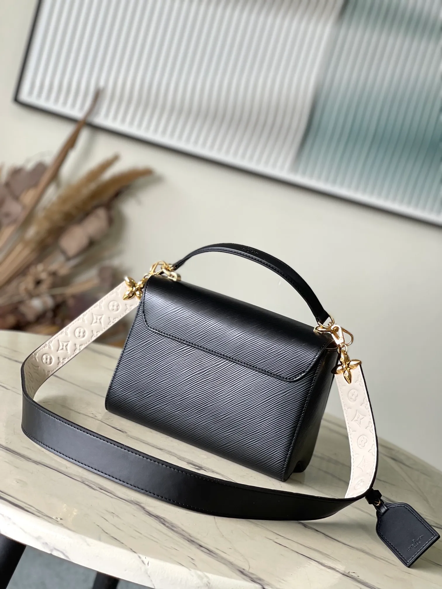 💰1160 (top-grain leather) Top-quality original order ✨Top-quality original order ✨M25360 Black This Twist medium handbag has a unique embossing of Epi St leather, and the shoulder strap and LV Twist twist lock are embellished with Monogram patterns. An elegant Monogram floral hook connects the body and shoulder strap, and the latter is decorated with a removable Monogram mirror.  23 x 17 x 9.5 cm (length x height x width)