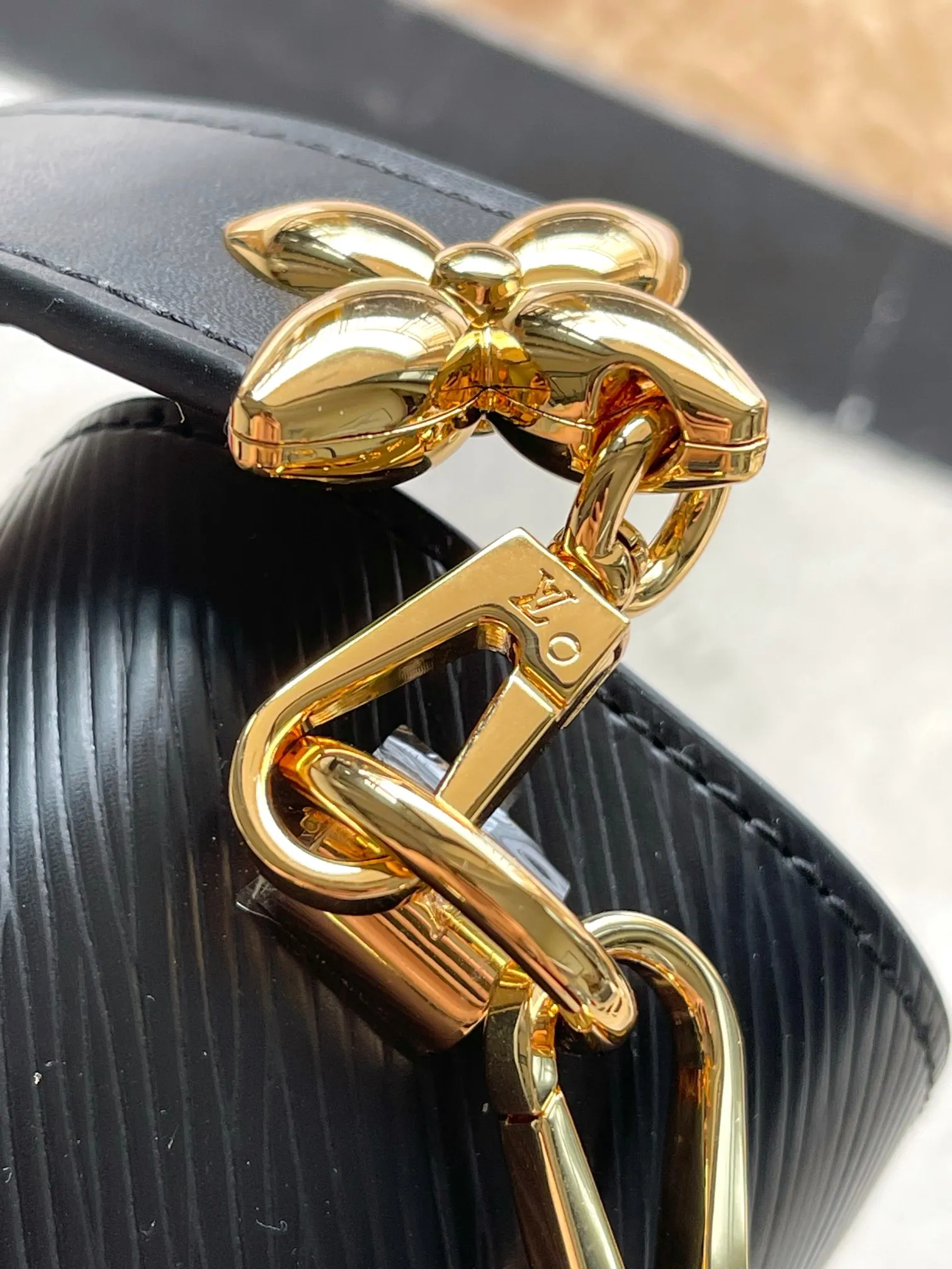 💰1160 (top-grain leather) Top-quality original order ✨Top-quality original order ✨M25360 Black This Twist medium handbag has a unique embossing of Epi St leather, and the shoulder strap and LV Twist twist lock are embellished with Monogram patterns. An elegant Monogram floral hook connects the body and shoulder strap, and the latter is decorated with a removable Monogram mirror.  23 x 17 x 9.5 cm (length x height x width)