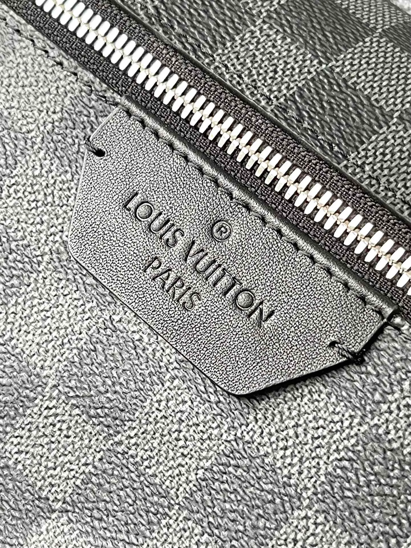 💰960 Top Original N40514 Black Check This Discovery small backpack is made of Monogram Eclipse canvas and continues its flexible functionality in a more compact configuration. Exterior pockets, zippered front pockets, and open side pockets provide easy access, while interior pockets keep things organized. Dimensions: 29 x 38 x 20 cm