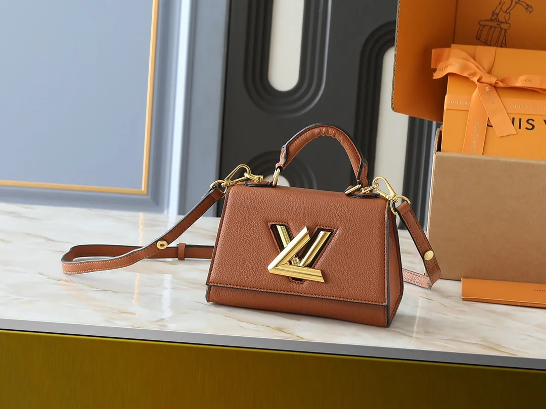 💰300💰Upgraded from the original M21590 M59090 Twist One Handle BB handbag, made of dark-dyed Taurillon leather, with a top single handle and the iconic LV Twist twist lock flap. The contrasting leather lining adds a trendy touch and can be worn cross-body, over the shoulder or by hand. Dimensions: 20x13x9 cm