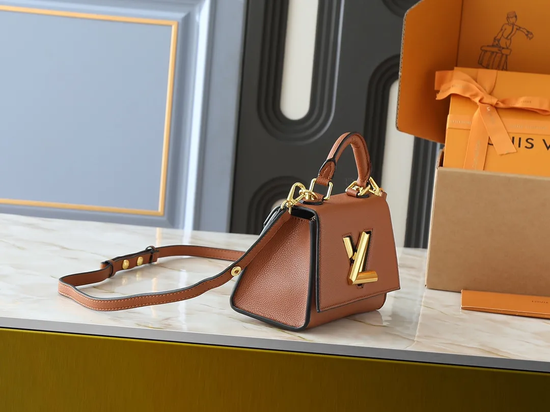 💰300💰Upgraded from the original M21590 M59090 Twist One Handle BB handbag, made of dark-dyed Taurillon leather, with a top single handle and the iconic LV Twist twist lock flap. The contrasting leather lining adds a trendy touch and can be worn cross-body, over the shoulder or by hand. Dimensions: 20x13x9 cm