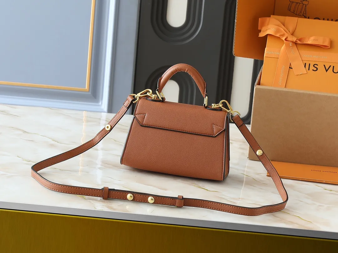 💰300💰Upgraded from the original M21590 M59090 Twist One Handle BB handbag, made of dark-dyed Taurillon leather, with a top single handle and the iconic LV Twist twist lock flap. The contrasting leather lining adds a trendy touch and can be worn cross-body, over the shoulder or by hand. Dimensions: 20x13x9 cm
