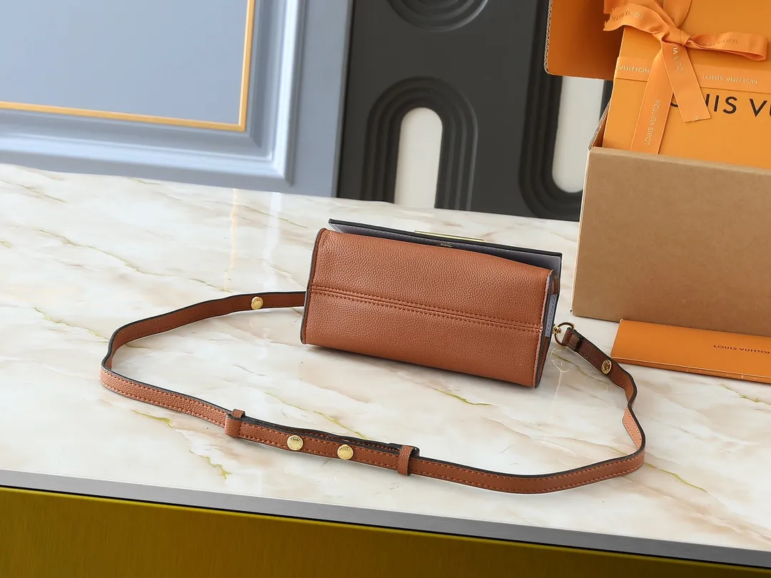 💰300💰Upgraded from the original M21590 M59090 Twist One Handle BB handbag, made of dark-dyed Taurillon leather, with a top single handle and the iconic LV Twist twist lock flap. The contrasting leather lining adds a trendy touch and can be worn cross-body, over the shoulder or by hand. Dimensions: 20x13x9 cm