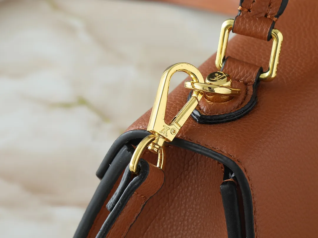 💰300💰Upgraded from the original M21590 M59090 Twist One Handle BB handbag, made of dark-dyed Taurillon leather, with a top single handle and the iconic LV Twist twist lock flap. The contrasting leather lining adds a trendy touch and can be worn cross-body, over the shoulder or by hand. Dimensions: 20x13x9 cm