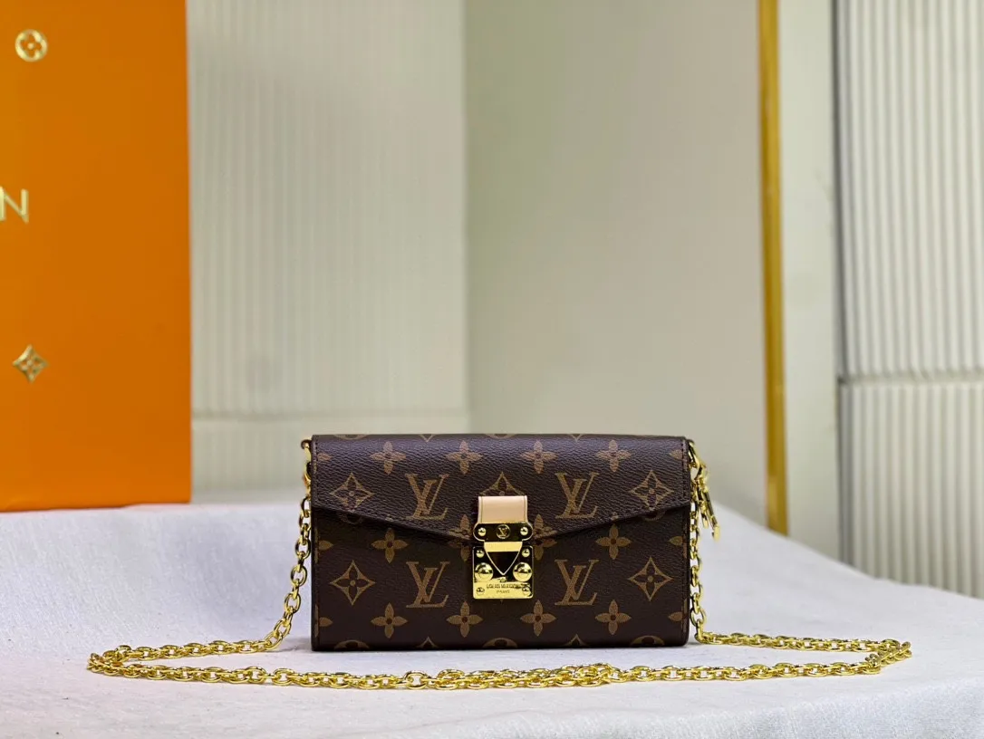 Batch 200💰Large M00991 Presbyopia Chain Bag Series BITSY POUCH Pendant Lipstick Bag Cosmetic Bag 2023 Cruise Early Spring Series launches new Btsy Pouch Pendant, which is a pocket rectangular storage bag with a detachable chain and Metis hook buckle, which can accommodate coins, keys and lipstick. Monogram canvas creates a delicate design, with LV letters and Monogram floral decoration suspended from the chain.