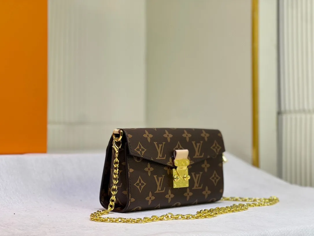 Batch 200💰Large M00991 Presbyopia Chain Bag Series BITSY POUCH Pendant Lipstick Bag Cosmetic Bag 2023 Cruise Early Spring Series launches new Btsy Pouch Pendant, which is a pocket rectangular storage bag with a detachable chain and Metis hook buckle, which can accommodate coins, keys and lipstick. Monogram canvas creates a delicate design, with LV letters and Monogram floral decoration suspended from the chain.
