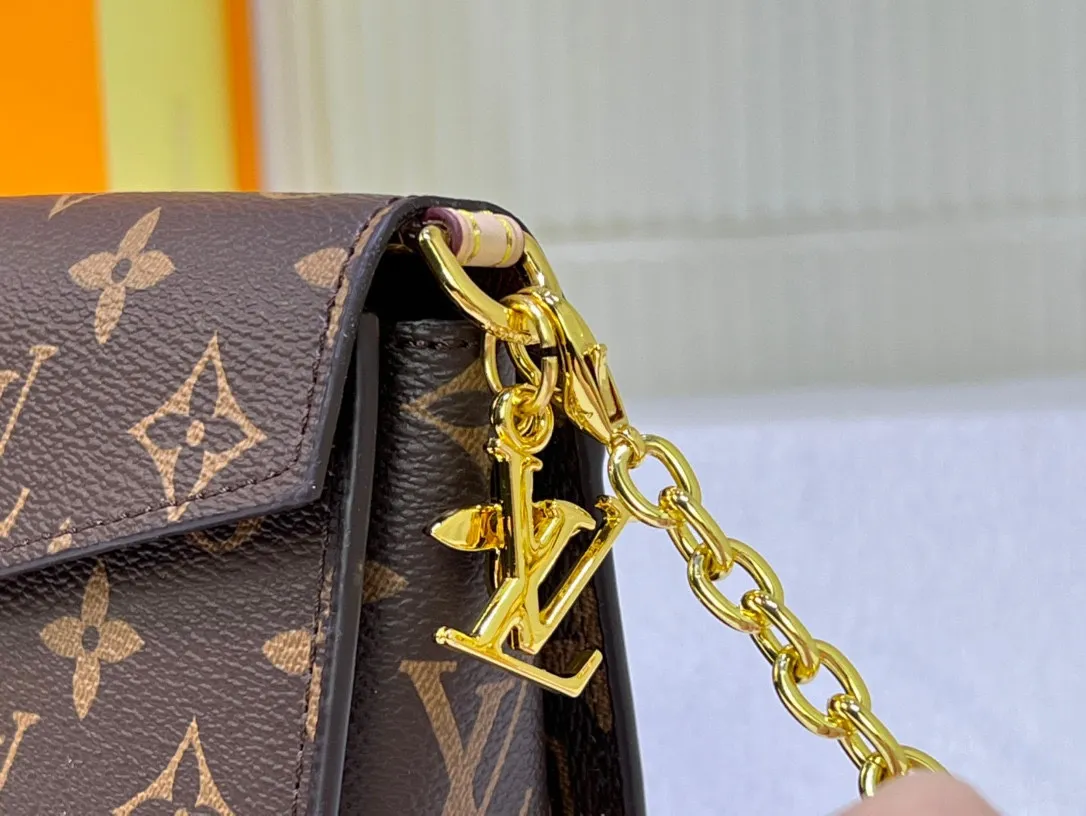 Batch 200💰Large M00991 Presbyopia Chain Bag Series BITSY POUCH Pendant Lipstick Bag Cosmetic Bag 2023 Cruise Early Spring Series launches new Btsy Pouch Pendant, which is a pocket rectangular storage bag with a detachable chain and Metis hook buckle, which can accommodate coins, keys and lipstick. Monogram canvas creates a delicate design, with LV letters and Monogram floral decoration suspended from the chain.